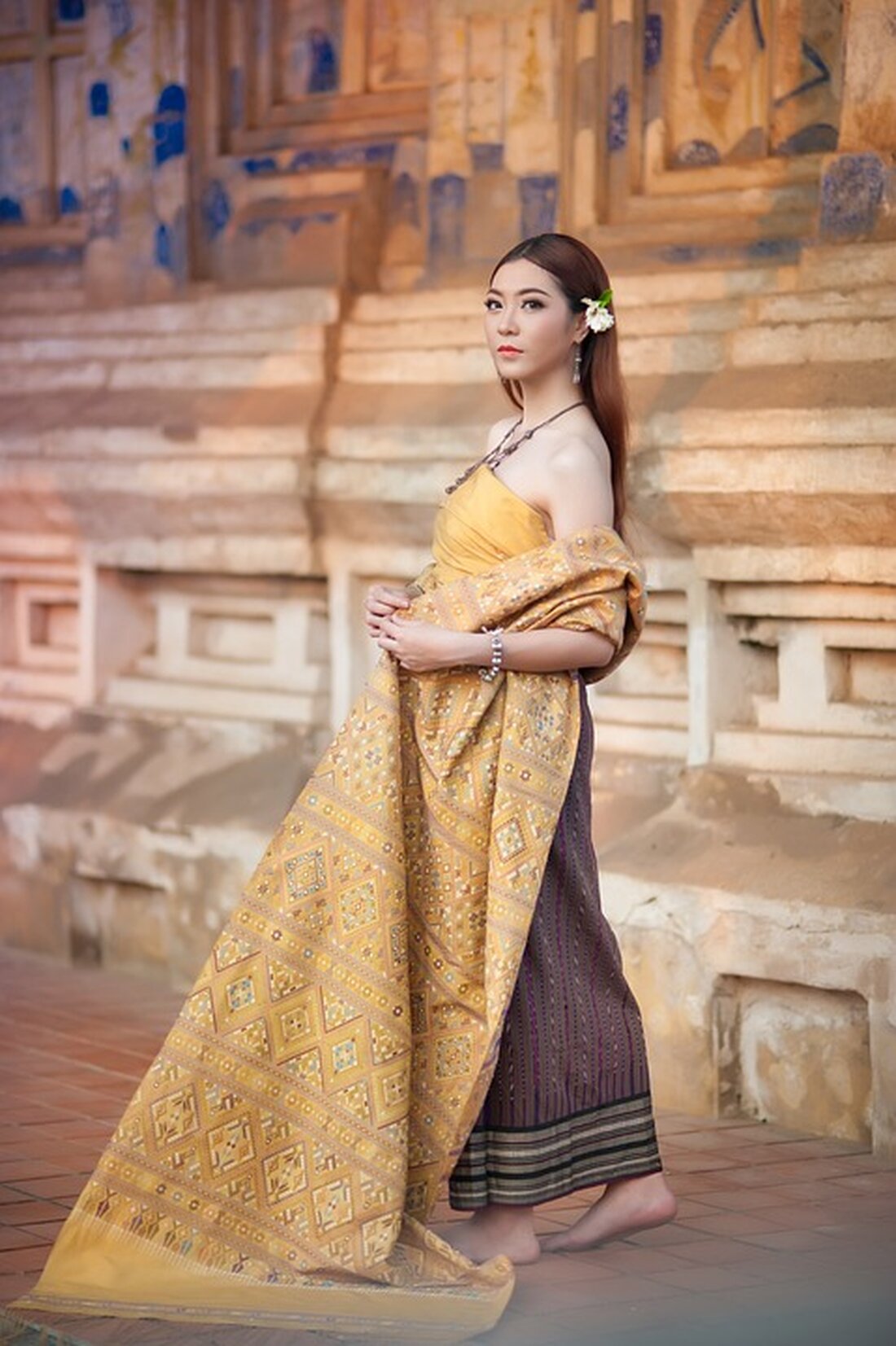 Gemäß einem Bericht von e-fundresearch.com, prognostizieren Finanzexperten eine restriktive Haltung der Zentralbanken, die erst ab Mitte 2024 und in einem langsameren Tempo als in den vergangenen Zyklen Zinssätze senken werden. Dies dürfte zu etwas höheren Anleiherenditen führen, trotz der Erwartung weiterhin deutlich niedrigerer Anleiherenditen in den nächsten 6-12 Monaten. Die US-Wirtschaft wird voraussichtlich den Dollar stützen, während der Euro weiterhin mit Gegenwind zu kämpfen hat. Positiv gegenüber dem japanischen Yen und dem Schweizer Franken eingestellt, erwarten die Experten eine allmähliche Erholung der Aktien, obwohl sie aufgrund überzogener Bewertungen und begrenztem kurzfristigen Ertragspotenzial vorsichtig bleiben. Diese Analyse birgt potenzielle Auswirkungen auf …