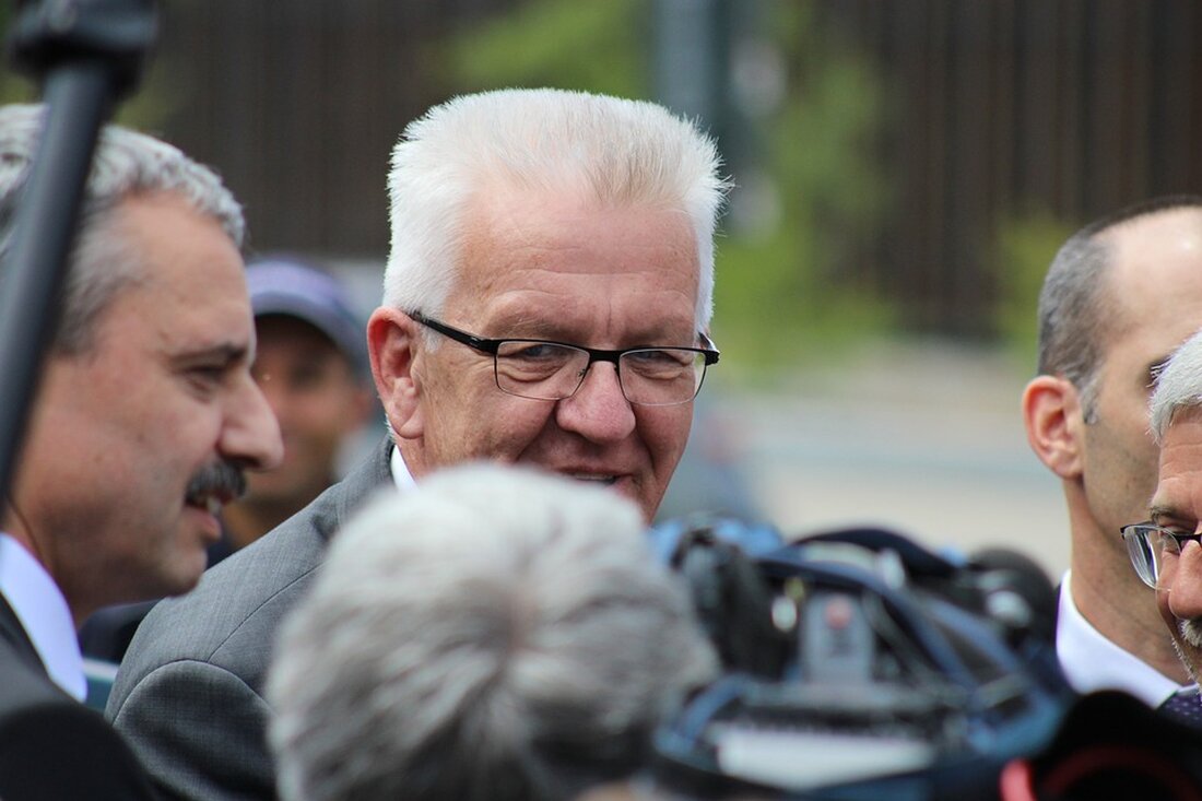 Gemäß einem Bericht von www.schwarzwaelder-bote.de, bezieht sich der Ministerpräsident von Sachsen-Anhalt, Reiner Haseloff, auf die Hauptsorgen vieler Menschen im Osten in Bezug auf ihre wirtschaftliche Lage. Laut Haseloff haben viele Menschen im Osten große Sorgen in Bezug auf ihre Lebensgrundlage, insbesondere aufgrund von Unsicherheiten in der wirtschaftlichen Lage. Diese Unsicherheiten haben dazu geführt, dass radikale Parteien in der Region an Zustimmung gewinnen. Laut einer aktuellen Umfrage des Bundesverbandes der mittelständischen Wirtschaft sehen über 84 Prozent der befragten mittelständischen Unternehmen die wirtschaftliche Lage in Deutschland als verschlechtert oder erheblich verschlechtert an. Darüber hinaus gaben etwa 43 Prozent der befragten Unternehmen an, …