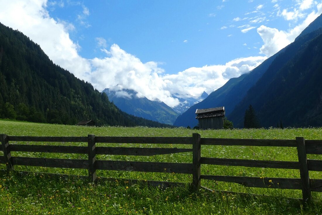 Gemäß einem Bericht von www.n-tv.de blickt der japanische Aktienmarkt auf den stärksten Jahresauftakt seit 26 Jahren. Der Nikkei-Index stieg um 0,6 Prozent auf 36.287 Punkte, während der Topix-Index ein Prozent höher bei 2551 Punkten schloss. Das wachsende Interesse ausländischer Investoren im Ausland, die angesichts der schwächelnden chinesischen Konjunktur zunehmend in Japan investieren, trieb den Nikkei im Januar um knapp acht Prozent in die Höhe. Analysten gehen davon aus, dass Investoren bereits das Allzeithoch von 38.957,44 Zählern aus dem Jahr 1989 im Auge fassen. Die starke Performance des Nikkei-Index im Januar 2024 könnte sich positiv auf den japanischen Finanzmarkt auswirken. Durch &hellip;