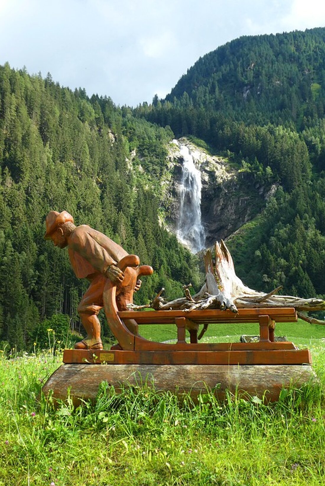 Gemäß einem Bericht von www.zeit.de, Der deutsche Aktienindex (Dax) hat kürzlich einen neuen Rekordwert erreicht und liegt nun bei 17.003,28 Punkten. Dies stellt einen Anstieg um 1,4 Prozent dar. Diese Entwicklung ist eng mit den Anzeichen auf bald deutlich sinkende Leitzinsen der US-Notenbank Fed verbunden. Die Prognose der Fed deutet auf weitere Leitzinssenkungen hin, die die bisherigen Zinserwartungen am Markt übersteigen. Es wird erwartet, dass es im Jahr 2024 etwa drei Zinssenkungen geben wird, die ein Gesamtvolumen von 0,75 Prozentpunkten ausmachen. Auch die Europäische Zentralbank (EZB) plant, ihre Leitzinsentscheidung bekannt zu geben. Bisher hatten die Notenbanken mit Leitzinserhöhungen versucht, der …