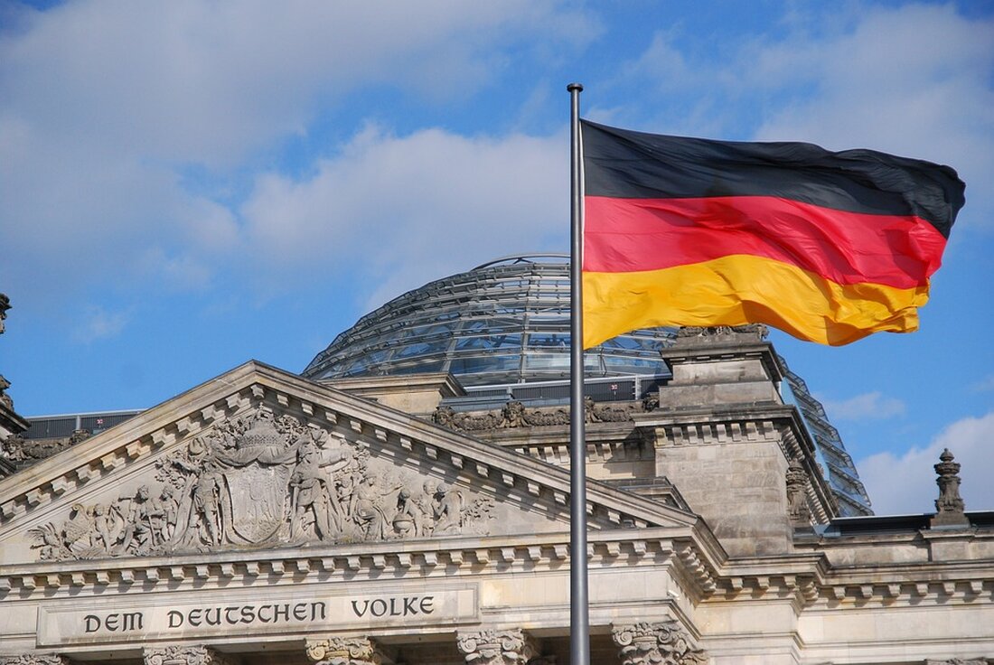 Gemäß einem Bericht von www.derstandard.de, zeigte sich Herbert Kickl in seiner Neujahrsrede sehr volksnah und betonte, dass die Politik der FPÖ auf den Sorgen, Ängsten, Wünschen und Hoffnungen der „ganz normalen, einfachen Leute“ basieren soll. Er bezeichnete sich selbst als „Volkskanzler“, was verdeutlichen soll, dass für ihn das Wohl des Volkes an erster Stelle steht. Es ist immer wichtig, dass politische Entscheidungen das Wohl der Menschen im Blick behalten. Die Betonung auf die Bedürfnisse der „ganz normalen, einfachen Leute“ könnte eine Verschiebung in den politischen Schwerpunkten der FPÖ bedeuten. Sollte sich die Partei tatsächlich verstärkt auf die Belange der Bevölkerung …