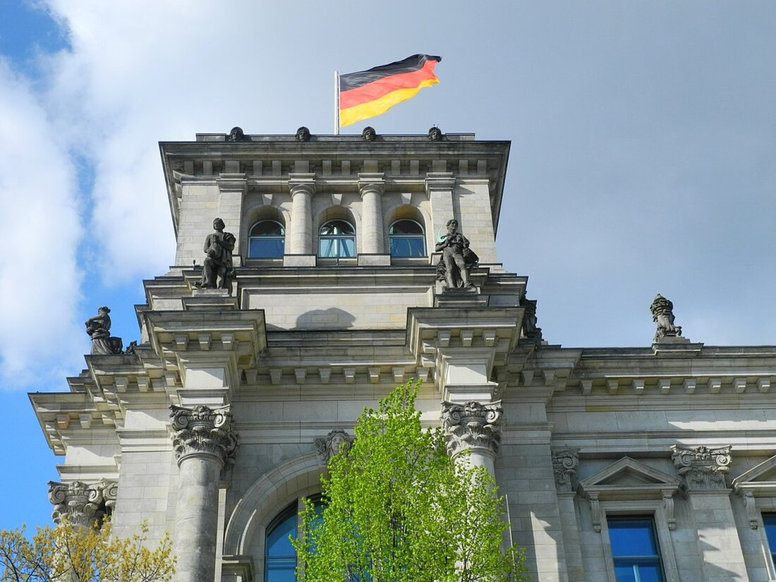 Gemäß einem Bericht von www.businessinsider.de, hat die Deutsche Bank kürzlich ihre Ergänzungen der Fresh Money List für das erste Quartal 2024 veröffentlicht. Diese Liste enthält die besten Kauf- und Halteempfehlungen ihrer Analysten für die kommenden 12 Monate. Seit ihrer Einführung im dritten Quartal 2017 hat das Aktienportfolio auf der Liste eine Rendite von 150 Prozent erzielt, verglichen mit 124 Prozent beim S&P 500. Diese Daten zeigen, dass das Aktienportfolio der Deutschen Bank deutlich höhere Renditen erzielt hat als der breitere Markt. Dies könnte auf die Fähigkeiten und das Fachwissen der Analysten der Deutschen Bank sowie auf die Auswahl ihrer empfohlenen …