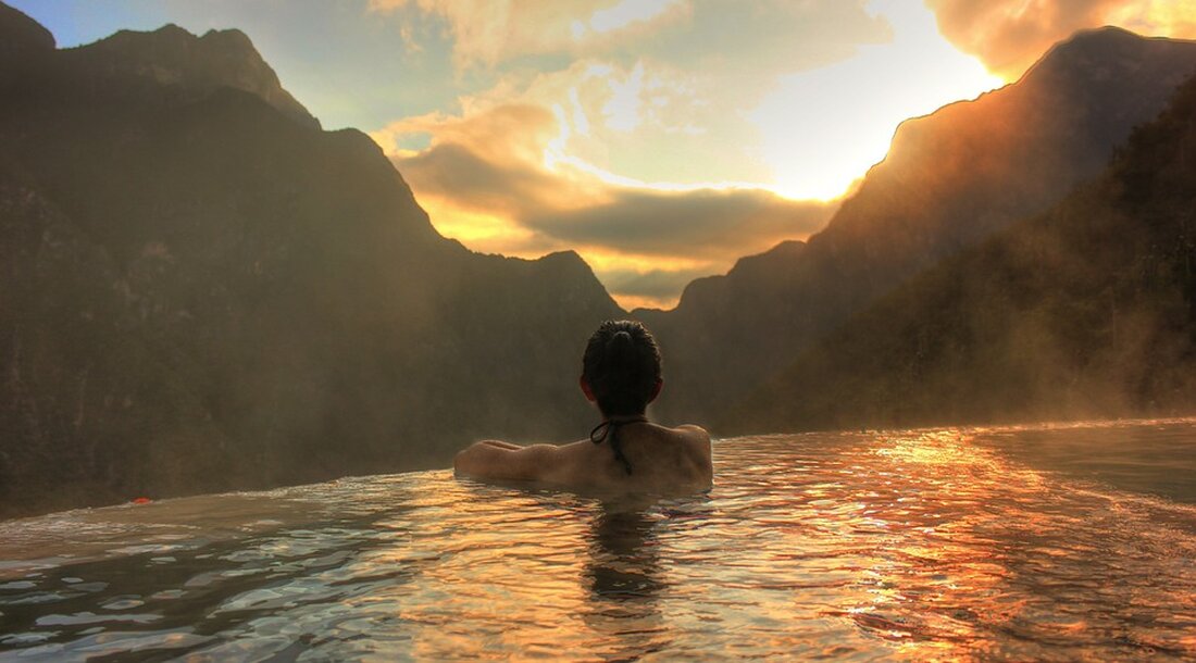 Gemäß einem Bericht von www.ariva.de, sank der Kurs der Zalando-Aktie um 3,18 Prozent, was zeigt, dass das Unternehmen derzeit zu den schlechtesten Performern auf dem deutschen Markt gehört. Der Kurs fiel auf 19,03 Euro. Die US-Investmentbank Goldman Sachs senkte das Kursziel für Zalando von 34 auf 29 Euro und behielt die Einstufung auf „Buy“ bei. Hauck Aufhäuser Investment Banking senkte das Kursziel von 45 auf 42 Euro, behielt jedoch ebenfalls die Einstufung auf „Buy“ bei und betonte, dass Zalando weiterhin die führende Plattform in Europa sei. Die Aktien notieren mittlerweile auf einem so niedrigen Niveau, dass keinerlei Unternehmenswachstum mehr in …