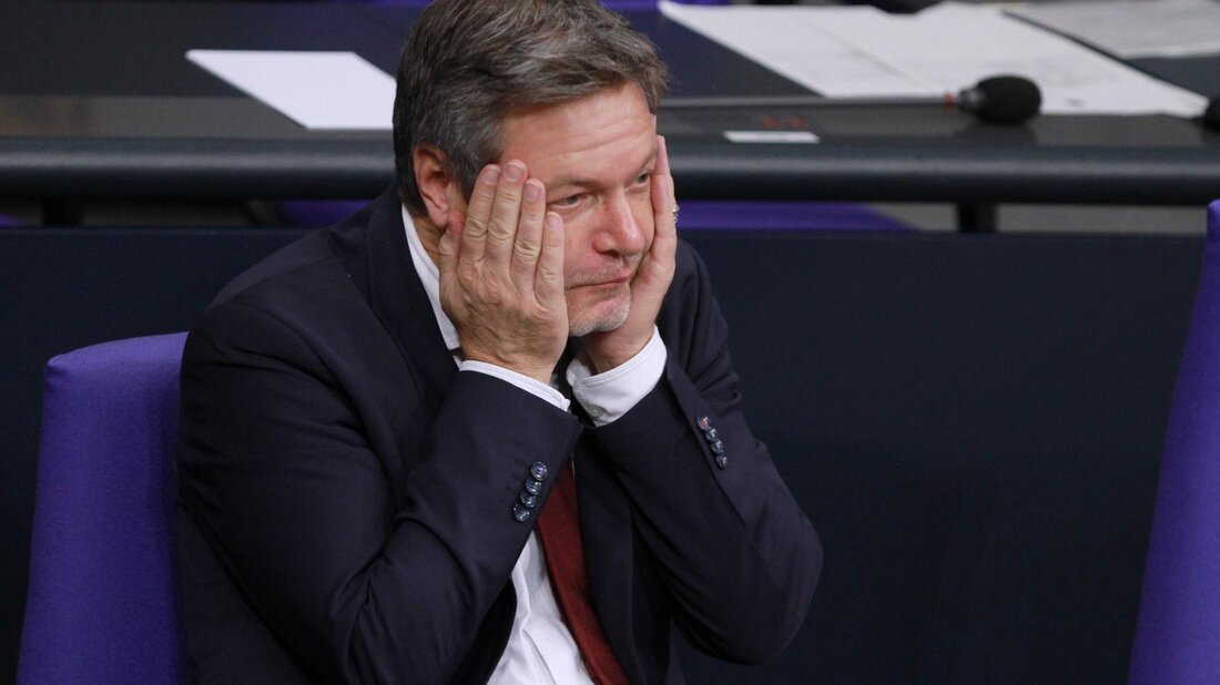 Gemäß einem Bericht von www.deutschlandfunk.de, Das geplante Klimageld steht im Koalitionsvertrag, aber trotz wissenschaftlicher Nachweise, dass es die Akzeptanz für Klimaschutz steigern kann, wird es nicht umgesetzt. Die Bundesregierung scheint die Maßnahme nicht ernst zu nehmen und scheut die politische Auseinandersetzung darüber, wer das Geld erhalten soll und wie viel. Stattdessen wird das Geld lieber für andere Projekte genutzt. Laut dem Wirtschaftsministerium wird das Geld aus der nationalen CO2-Bepreisung genutzt, um die Stromkosten zu senken und beispielsweise den Heizungstausch zu finanzieren. Allerdings profitieren vor allem Gutverdiener von diesem System, während Geringverdiener durch die CO2-Abgabe zusätzlich belastet werden, ohne eine angemessene …