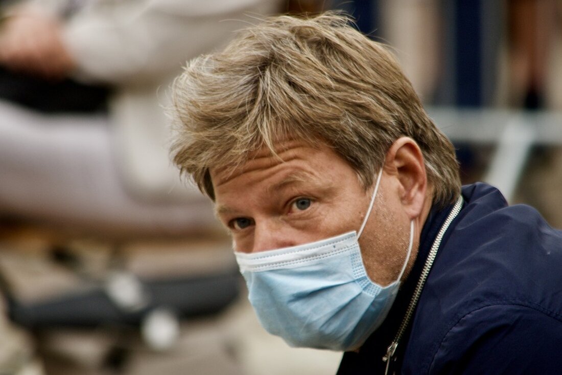 Gemäß einem Bericht von www.n-tv.de, hat die Bundesregierung trotz Haushaltsproblemen gut eine halbe Milliarde Euro für die Ansiedlung der Batteriefabrik von Northvolt in Heide im Kreis Dithmarschen freigegeben. Diese Investition dient dazu, eine große private Investition auszulösen, die Wertschöpfung und Arbeitsplätze in einer Zukunftsbranche bringt. Bundeswirtschaftsminister Robert Habeck betont die Bedeutung dieser Investition und ist froh, dass trotz der aktuellen Haushaltssperre eine Ausnahmegenehmigung erreicht werden konnte. Insgesamt beläuft sich die Förderung auf rund 700 Millionen Euro, wovon etwa 564 Millionen Euro vom Bund und rund 136 Millionen Euro von dem Land Schleswig-Holstein stammen. Diese Förderung wird über mehrere Jahrestranchen verteilt. …