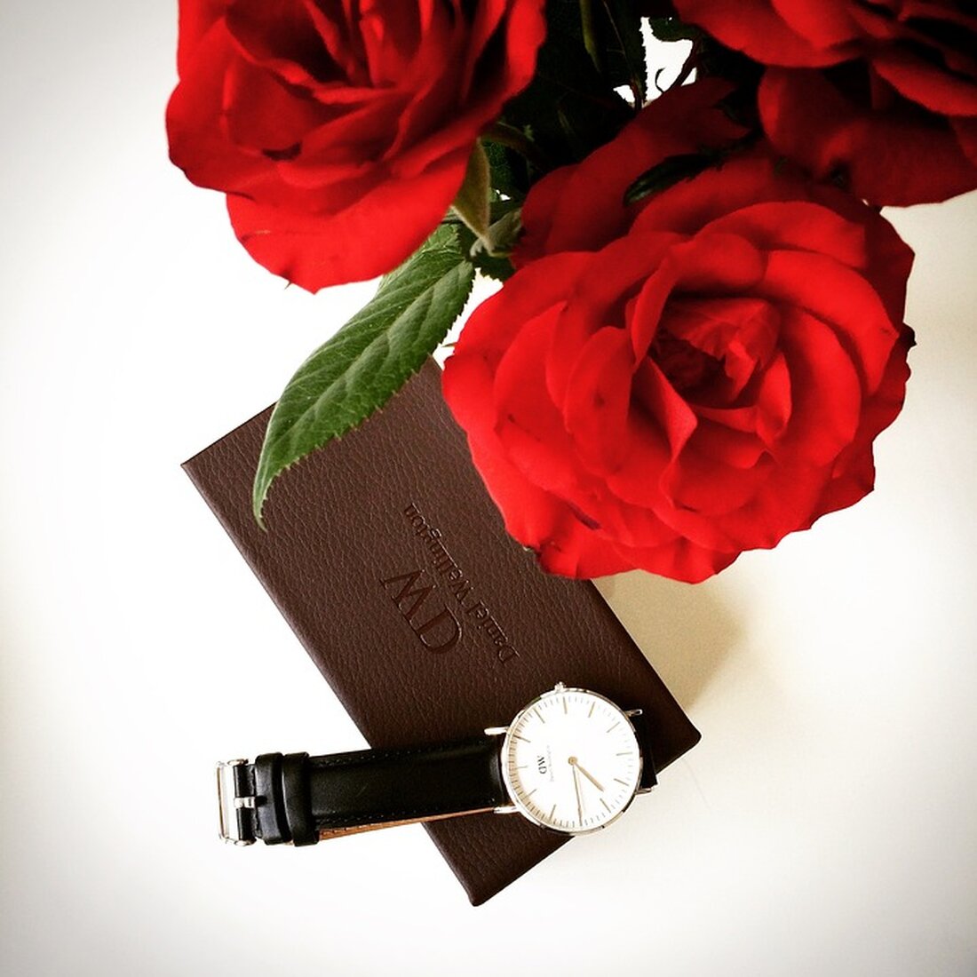 Gemäß einem Bericht von www.finanzen.net plant die Deutsche-Bank-Fondstochter DWS eine Sonderausschüttung und eine etwas höhere ordentliche Dividende. Die Hauptversammlung soll die Ausschüttung einer außerordentlichen Dividende von 4,00 Euro pro Aktie vorgeschlagen werden. Die ordentliche Dividende für 2023 soll mit 2,10 Euro je Aktie um fünf Cent steigen. Die Börse reagierte positiv auf die Neuigkeiten, der DWS-Kurs stieg in einer ersten Reaktion um gut ein Prozent auf 37,48 Euro. Als Wirtschaftsexperte analysiere ich die möglichen Auswirkungen dieser Maßnahmen der DWS auf den Markt und die Aktionäre. Die geplante Sonderausschüttung und die erhöhte ordentliche Dividende könnten das Vertrauen der Aktionäre stärken und …