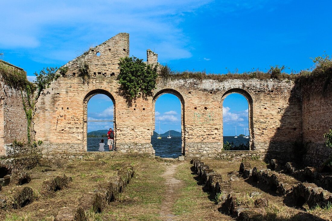 Gemäß einem Bericht von www.mdr.de, Die Entscheidung, was mit einer Immobilie im Alter geschehen soll, ist eine wichtige Frage, die viele Menschen beschäftigt. Es gibt verschiedene Möglichkeiten, wie die Vererbung, Schenkung und (Teil)Verkauf einer Immobilie. Jede Option hat Vor- und Nachteile, die es zu berücksichtigen gilt. Bei der Vererbung einer Immobilie fällt Erbschaftssteuer an, wobei der Steuerschuldner ausschließlich der Erbe ist. Notarkosten können vermieden werden, da ein Testament nicht notariell beurkundet werden muss. Es besteht jedoch das Risiko, dass eine Rückgängigmachung der Übertragung durch Pflichtteilsansprüche möglich ist. Im Falle einer Schenkung fällt Schenkungsteuer an, die von Schenker und Erwerber getragen …