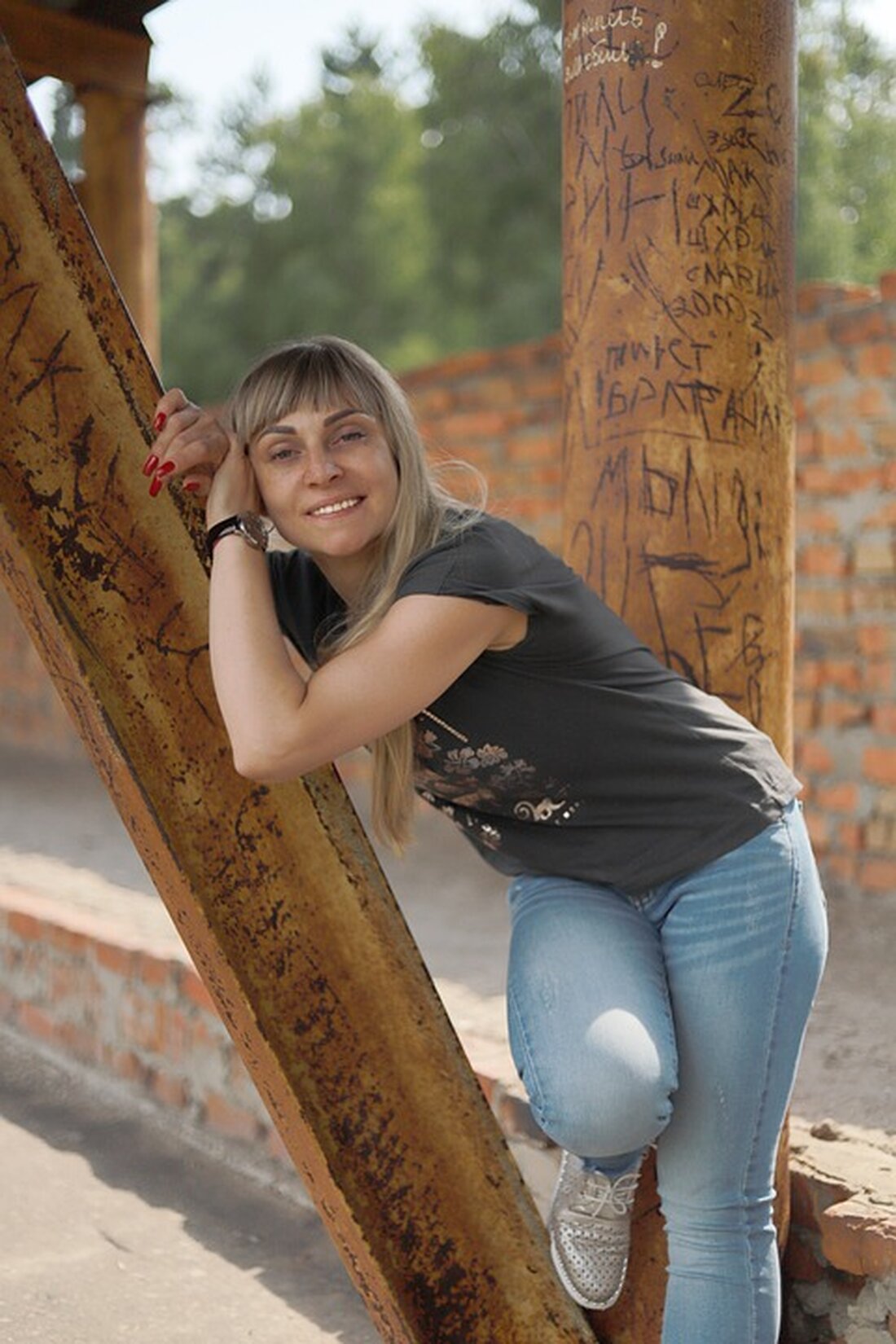 Gemäß einem Bericht von www.finanzen.net, hat das Bankhaus Metzler eine Kaufempfehlung für die Aktien von Zalando ausgesprochen, die jedoch nicht zu einem Erholungsversuch geführt hat. Die Aktien des Online-Modehändlers verloren zeitweise 0,65 Prozent und notierten bei 19,22 Euro. Metzler-Analyst Felix Jonathan Dennl sieht mittelfristig Luft bis zu einem Kursziel von 26 Euro und bewertet die Aktien daher mit &#8222;Kaufen&#8220;. Trotzdessen konnten gute Geschäftszahlen des Modekonzerns Urban Outfitters am Dienstag positive Auswirkungen auf die Zalando-Aktien haben. Im Börsenjahr 2024 beläuft sich der Kursverlust von Zalando, abgesehen von der erwarteten Erholung am Dienstag, auf fast zehn Prozent, was den letzten Platz im &hellip;