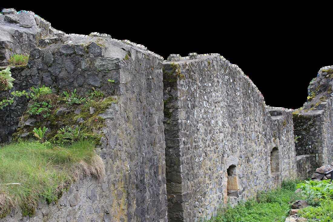 Gemäß einem Bericht von www.hna.de, diskutierte eine Gruppe von Entscheidungsträgern aus der nordhessischen Wirtschaft im Schloss Schönfeld in Kassel die Wirtschaftslage in Deutschland und Nordhessen. Dabei wurden kritische Entwicklungen sowie Optimismus hervorgehoben. Die Bundesregierung geht von einem Wirtschaftswachstum von 1,3 Prozent aus, während das Institut der deutschen Wirtschaft ein Minus von 0,5 Prozent prognostiziert. Ingo Buchholz, Sparkassenvorstand, berichtete von einem Rückgang von 30 Prozent bei den Kreditzusagen im privaten Wohnungsbau 2023. Handwerkskammer-Präsident Frank Dittmar wies darauf hin, dass der Wohnungsneubau in der Region nur bei Mieten von 17 Euro pro Quadratmeter rentabel sei, was den Neubau deutlich hemmt. Auch die …