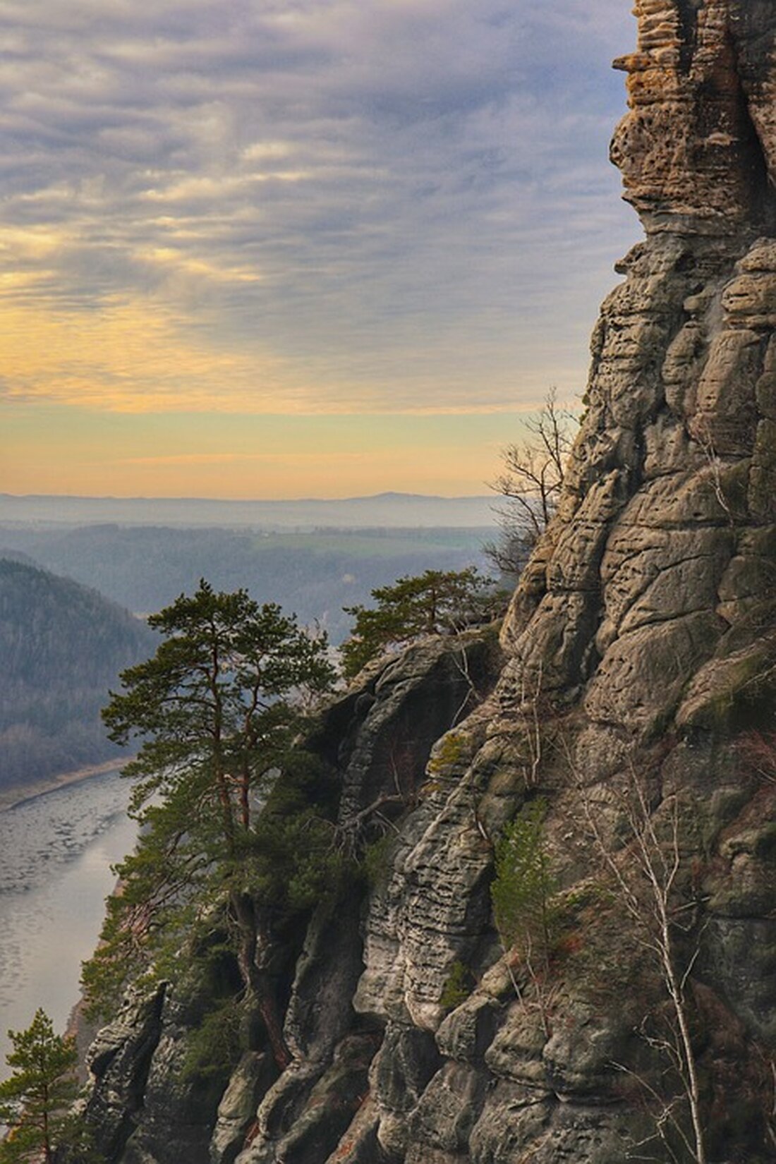 Gemäß einem Bericht von www.blick.ch, hat der umstrittene Onlineshop Temu eine Inkassogesellschaft in Basel gegründet. Es wird spekuliert, dass dies dazu dienen könnte, bald Kauf auf Rechnung anzubieten. Die Gründerfirma der Inkassogesellschaft ist für den Handel im deutschsprachigen Raum zuständig. Der Gründer der Firma ist auch an PDD Holding beteiligt, dem chinesischen Unternehmen hinter Temu. Die Möglichkeit, bald auf Rechnung zu bestellen, könnte sich als strategischer Schachzug erweisen, da die Bezahlung auf Rechnung in der Schweiz nach wie vor sehr beliebt ist. Laut David Morant vom Beratungsunternehmen Carpathia ist es typisch für Temu, auf lokale Gegebenheiten zu reagieren. Bereits jetzt …