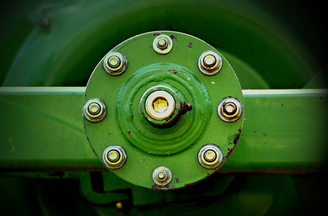 Gemäß einem Bericht von www.stern.de, beklagt die bayerische Metall- und Elektroindustrie schlechte Standortbedingungen und plant, weniger zu investieren und Stellen abzubauen. Die bayerische Metall- und Elektroindustrie ist ein wichtiger Wirtschaftszweig in Deutschland und hat im vergangenen Jahrzehnt zu einem großen Teil zum industriellen Erfolg des Landes beigetragen. Die geplante Reduzierung von Investitionen und Arbeitsplätzen in dieser Branche könnte daher weitreichende Auswirkungen auf die Wirtschaft und den Arbeitsmarkt haben. Laut der Umfrage der Arbeitgeberverbände Bayme und VBM bewerten zwei Drittel der Unternehmen die aktuellen Standortbedingungen als schlecht. Dies kann zu einem Rückgang der wirtschaftlichen Aktivität in der Region führen und sich …