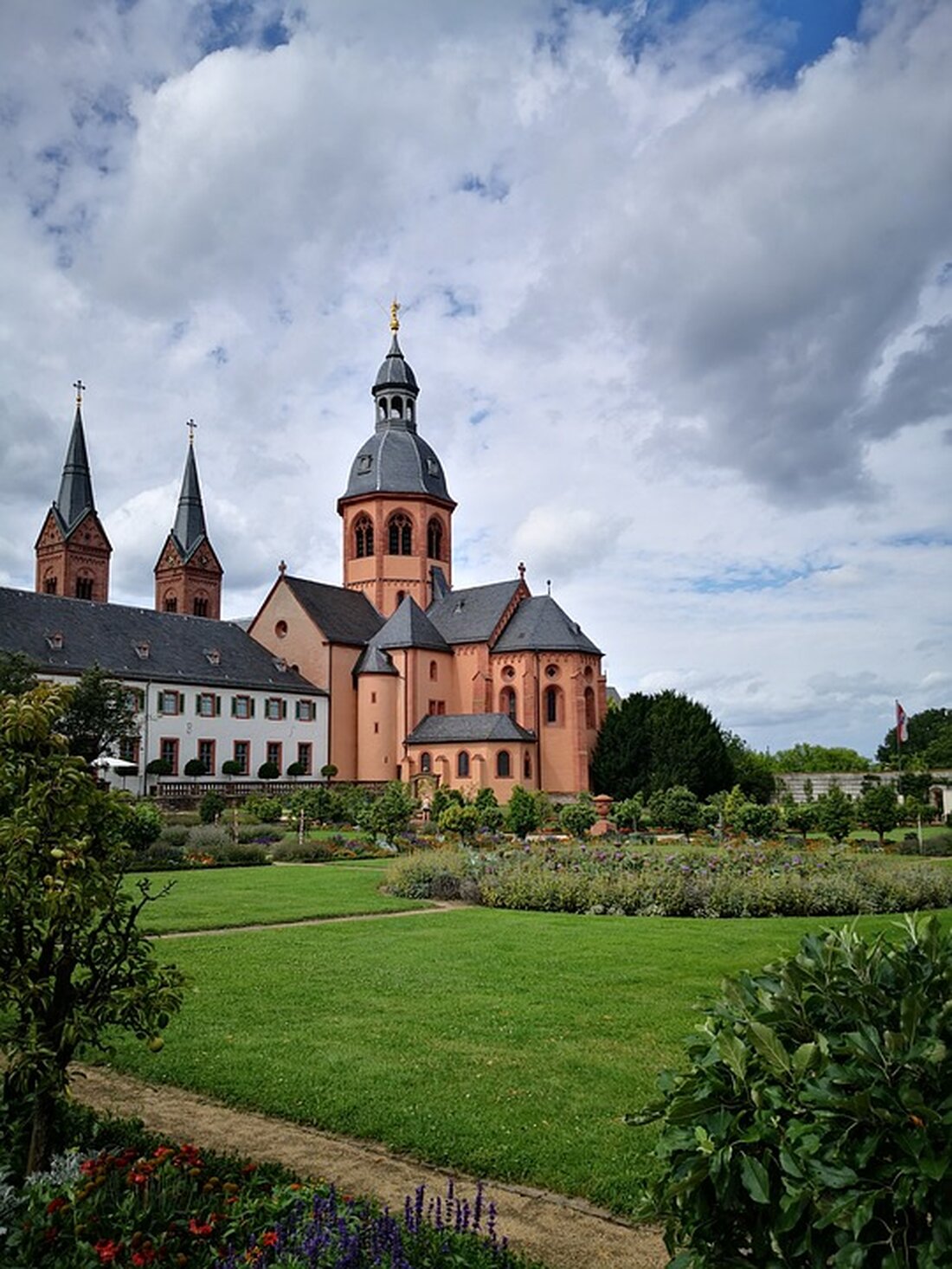 Gemäß einem Bericht von www.fr.de, Deutsche Rentner können sich freuen: Eine recht deutliche Erhöhung der Bezüge steht in Aussicht. Wie viel mehr es dadurch für Sie geben wird. Eine recht deutliche Erhöhung der Renten in Deutschland um 3,5 Prozent steht im kommenden Sommer in Aussicht. Dies geht aus dem Entwurf des Berichts zur Rentenversicherung der Bundesregierung hervor. Der endgültige Wert für die Anhebung zum 1. Juli 2024 ist jedoch noch nicht festgelegt und wird erst im Frühjahr bestimmt. Die Prognose für das kommende Jahr liegt somit unter dem Niveau der Anhebung, von der die rund 21 Millionen Rentnerinnen und Rentner …