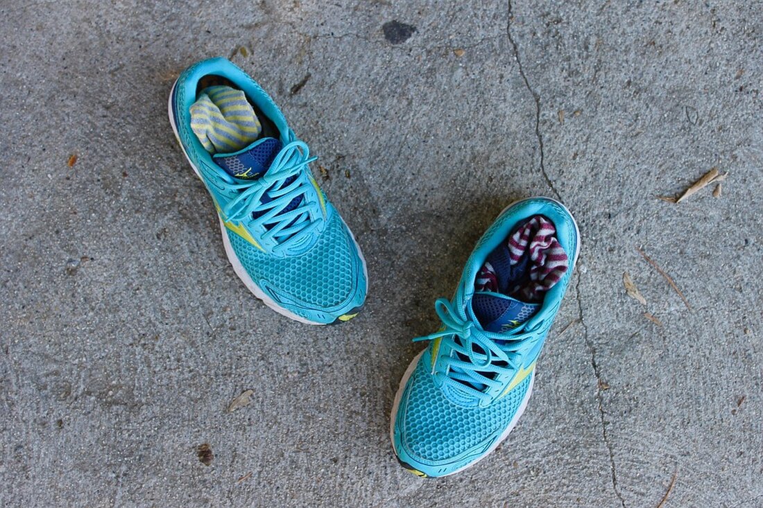 Gemäß einem Bericht von www.tagesschau.de, haben sich die US-Börsen am Abend knapp behauptet. Nach anfänglichen Verlusten erholten sich vor allem Tech-Aktien. Der Dow-Jones-Index der 30 größten US-Konzerne beendete den Handelstag minimal in der Verlustzone. Die Technologiebörse Nasdaq konnte ihre Verluste bis zum Handelsschluss am Abend annähernd wieder ausgleichen. Die US-Aktienmärkte stehen jedoch weiterhin unter dem Eindruck der Herabstufung der Bonitätsnote der USA durch die Ratingagentur Fitch. Die Auswirkungen dieser Herabstufung auf den Markt und die Finanzbranche könnten beträchtlich sein. Ein schlechteres Rating der USA könnte das Vertrauen der Investoren in die US-Wirtschaft und den US-Dollar beeinträchtigen. Es besteht jedoch die &hellip;