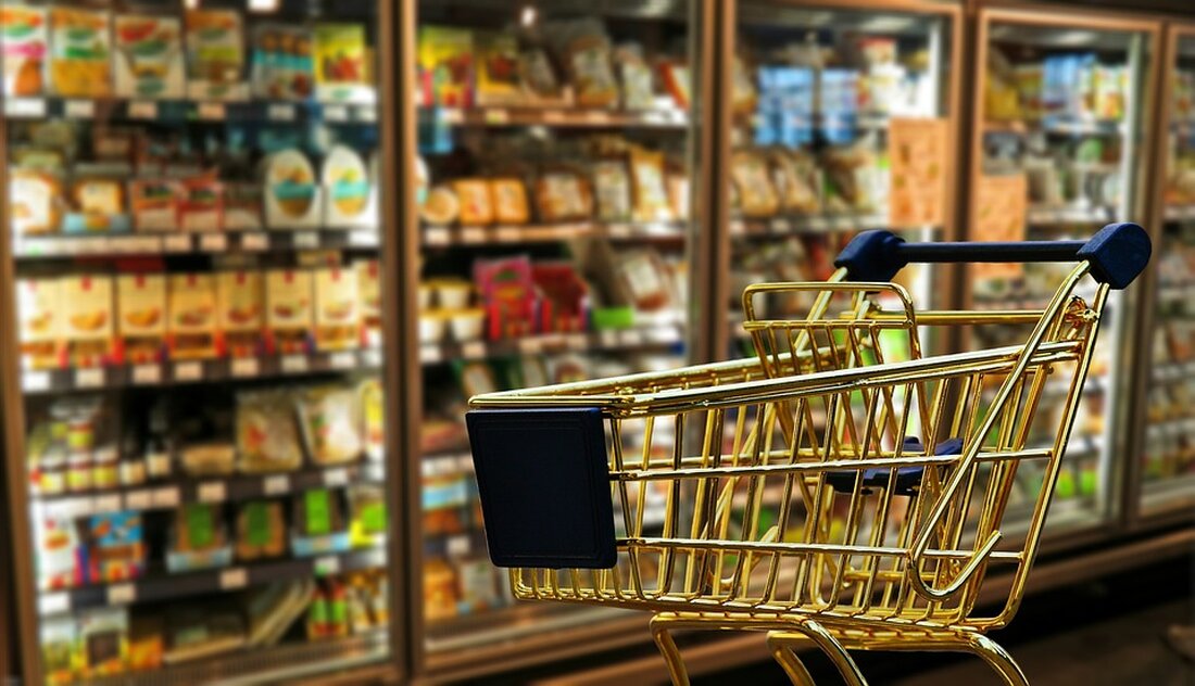 Gemäß einem Bericht von www.ruhr24.de, Weniger Inhalt zu gleichem Preis: Mogelpackungen bringen Supermarkt-Kunden zur Weißglut. Fünf Preiserhöhungen sind besonders dreist, darunter auch ein Aldi-Produkt. Immer wieder deckt die Verbraucherzentrale sogenannte Mogelpackungen auf. Mogelpackungen sind Produkte, bei denen der Inhalt schrumpft, der Preis jedoch gleich bleibt – und das ganz unbemerkt. Wie man Mogelpackungen doch erkennen kann, verraten Supermarkt-Tricks. Die Kunden haben nun selbst die Wahl. Sie können die „Mogelpackung des Jahres 2023“ wählen. Die Verbraucherzentrale Hamburg (VZHH) stellt dafür fünf Produkte zur Auswahl, für die im vergangenen Jahr vielfach Beschwerden eingegangen sind. Die Online-Abstimmung läuft noch bis zum 22. Januar, …
