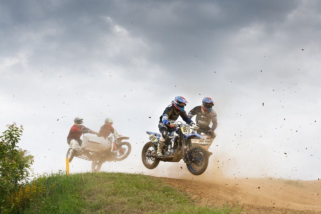 Gemäß einem Bericht von www.presseportal.de, Nach einer Umfrage der ADAC Autoversicherung erwägt fast die Hälfte der Autofahrer in Deutschland einen Wechsel der Kfz-Versicherung. 46 Prozent der Befragten sind offen für einen Versicherungswechsel, während 51 Prozent angaben, nicht wechseln zu wollen. Besonders die Altersgruppe der 30- bis 39-Jährigen zeigt sich wechselbereit, während ältere Autofahrer eher bei ihrer aktuellen Versicherung bleiben wollen. Auch die Leistungen und der Service spielen für viele Autofahrer eine wichtige Rolle, wobei der Preis nicht immer der ausschlaggebende Faktor ist. Diese Zahlen zeigen ein deutlich steigendes Interesse der deutschen Autofahrer an einem Wechsel ihrer Kfz-Versicherung. Eine Zunahme von …