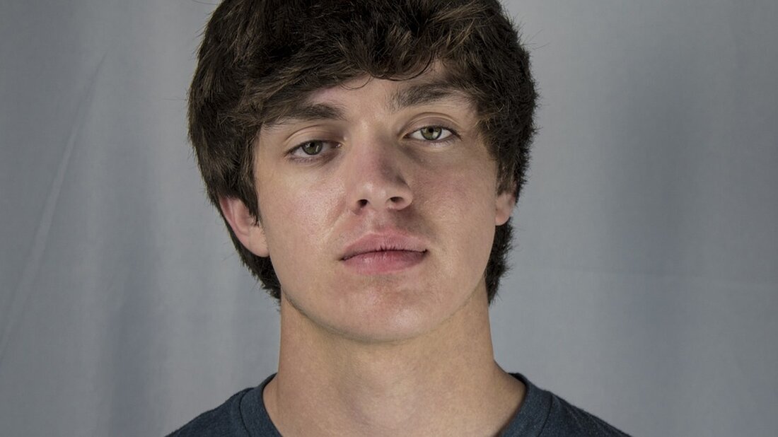 Gemäß einem Bericht von www.n-tv.de, steigen die Bezüge für die deutschen Rentner trotz geplanter Kürzungen im Bundeshaushalt. Mit einer Rentensteigerung von rund 3,5 Prozent im Jahr 2024 können die rund 21,5 Millionen Rentnerinnen und Rentner eine positive Entwicklung erwarten. Die Hauptursache für diese Steigerung ist die positive Lohnentwicklung, die sich auf die Renten auswirkt. Die Rentenversicherung hat bereits prognostiziert, dass auch in den kommenden Jahren Rentensteigerungen zwischen 2,6 und 3 Prozent zu erwarten sind. Trotz der geplanten Kürzungen im Bundeshaushalt bleibt der Beitragssatz zur gesetzlichen Rentenversicherung stabil bei 18,6 Prozent. Allerdings könnte sich dies in den kommenden Jahren ändern, da …