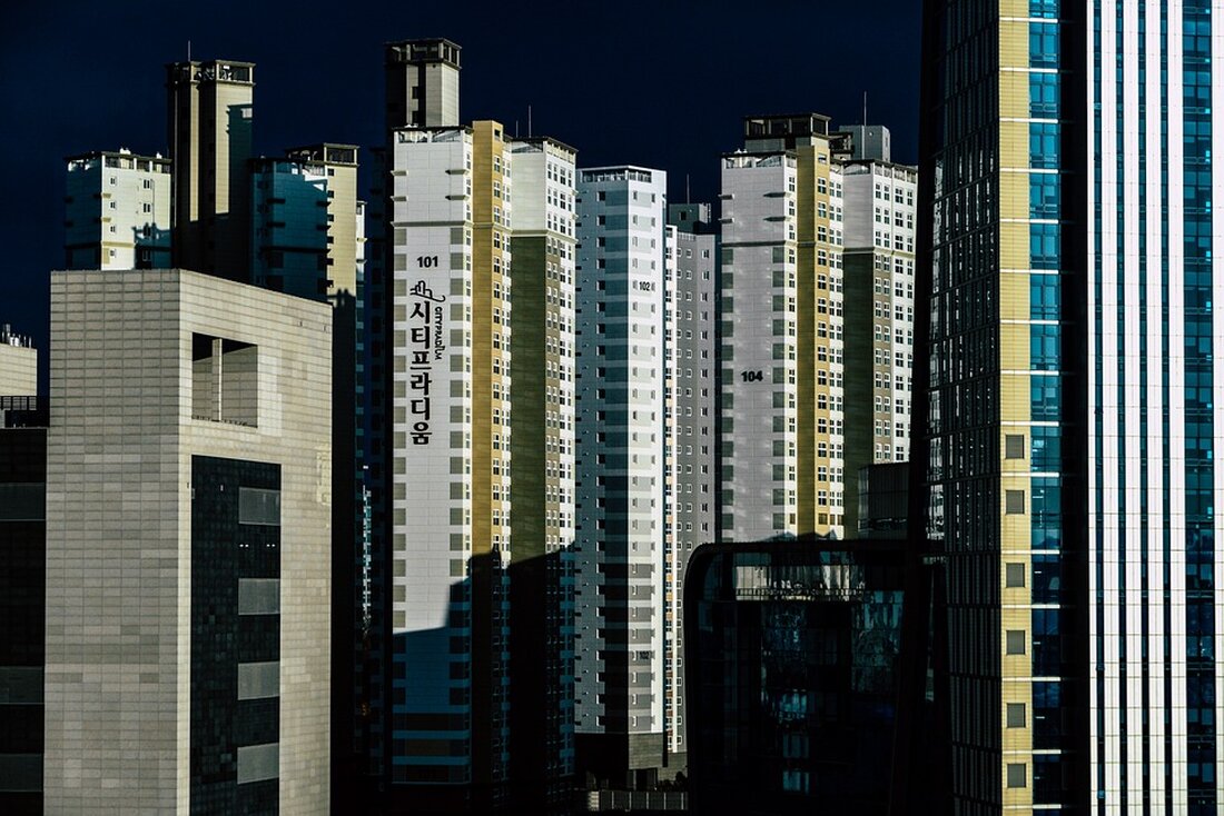 Gemäß einem Bericht von www.focus.de wird in Deutschland der Bau neuer Wohnungen aufgrund steigender Zinsen und gestiegener Baustoffkosten immer schwieriger. Bauexperten befürchten, dass in diesem Jahr bestenfalls 250.000 neue Wohnungen entstehen werden, und im nächsten Jahr sogar nur noch 200.000. Besonders in Großstädten führt der Mangel an bezahlbarem Wohnraum zu steigenden Mieten, obwohl die Kaufpreise sinken. Die Baukrise in Deutschland ist jedoch kein Einzelfall. Laut einer Studie des britischen Bauverbandes HBF hat Großbritannien die geringste Quote an verfügbarem Wohnraum pro Kopf unter allen 38 OECD-Staaten. Auch in anderen entwickelten Ländern wie den USA, China und Kanada gibt es ähnliche Probleme. …