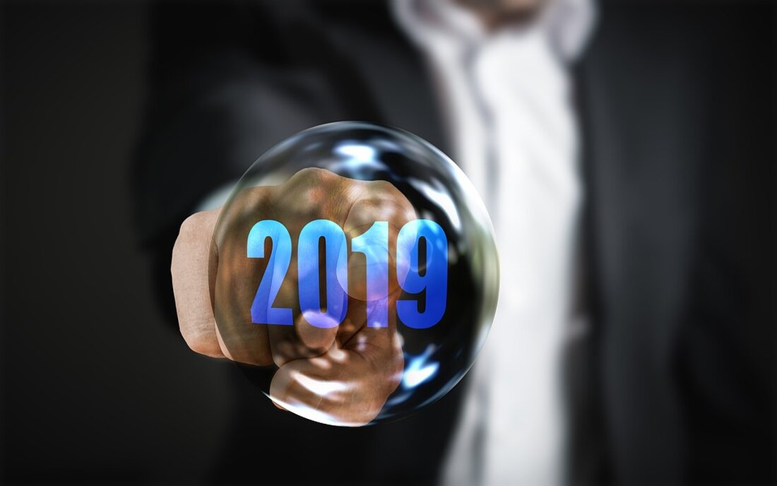 Gemäß einem Bericht von www.faz.net, geht es nach der Zinspause der Europäischen Zentralbank (EZB) um die Frage, ob die Bauzinsen ebenfalls eine Atempause einlegen oder gar sinken werden. Eine mögliche Senkung der Finanzierungskosten könnte das Neubaugeschäft wieder ankurbeln. Trotz der Erwartungen an sinkende Bauzinsen spricht laut Michael Neumann, Vorstandsvorsitzender des Finanzdienstleisters Dr. Klein Privatkunden, wenig für einen schnellen Zinsrückgang bei Baudarlehen. Er rechnet nicht mit substanziellen Veränderungen bis zum Jahresende und sagt, dass es bei einem erreichten Höhepunkt des EZB-Zinses in absehbarer Zeit keinen deutlichen Anstieg der Bauzinsen geben wird. Als Finanzexperte möchte ich auf Basis dieser Informationen analysieren, welche …