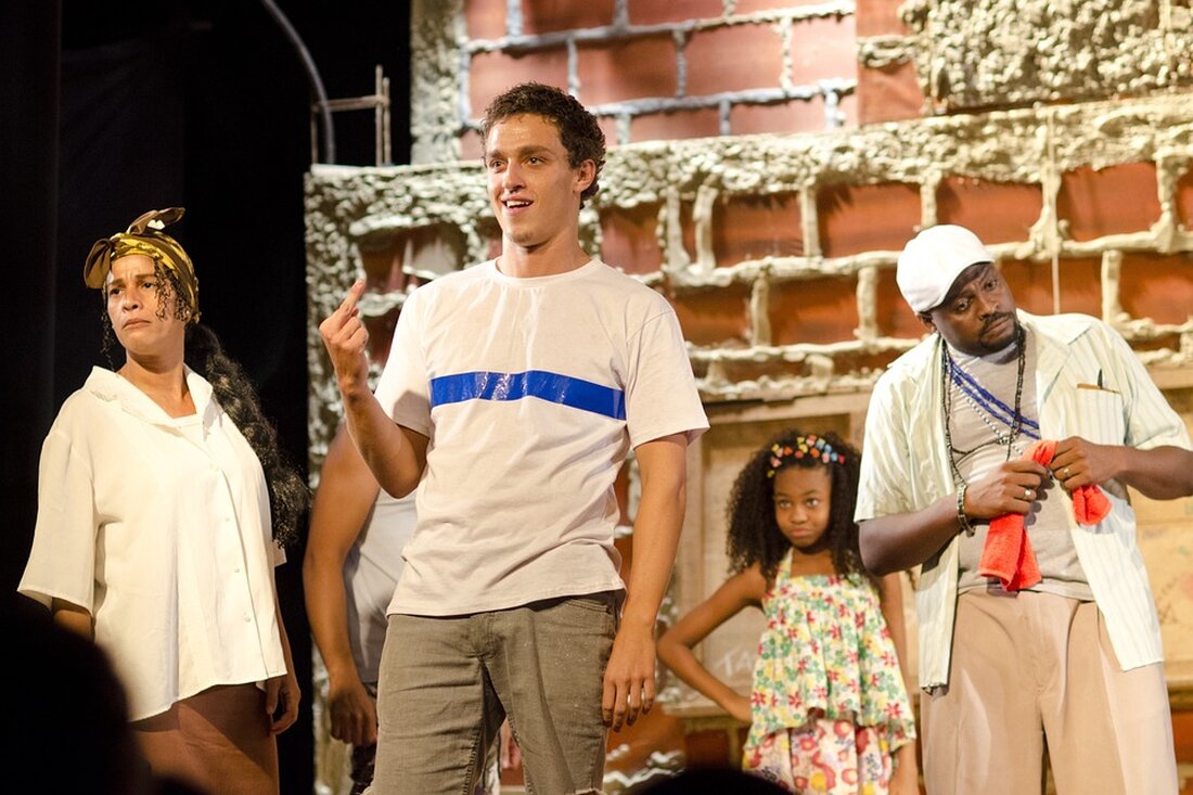 Gemäß einem Bericht von www.sueddeutsche.de, fehlen Mecklenburg-Vorpommern bis zum Jahr 2030 fast 60.000 Arbeitskräfte, wovon 51.000 Menschen Fachkräfte sein sollen. Die Landesregierung plant eine Fachkräftestrategie, um diesem Mangel entgegenzuwirken. Neben Maßnahmen zur Ausbildung und Qualifizierung von Fachkräften, sollen auch Erwerbspotenziale gesichert und ausgeschöpft werden. Zudem setzt die Strategie auf die Gewinnung von Fachkräften aus dem In- und Ausland sowie die Schaffung attraktiver Arbeitsbedingungen. Die Reaktionen auf die vorgestellte Fachkräftestrategie sind gemischt. Während der Arbeitgeberpräsident bemängelt, dass die Strategie keine neuen Vorschläge beinhalte und ambitionierter angegangen werden müsse, begrüßt der Deutsche Gewerkschaftsbund die Initiative, weist aber auch auf noch bestehende Lücken …