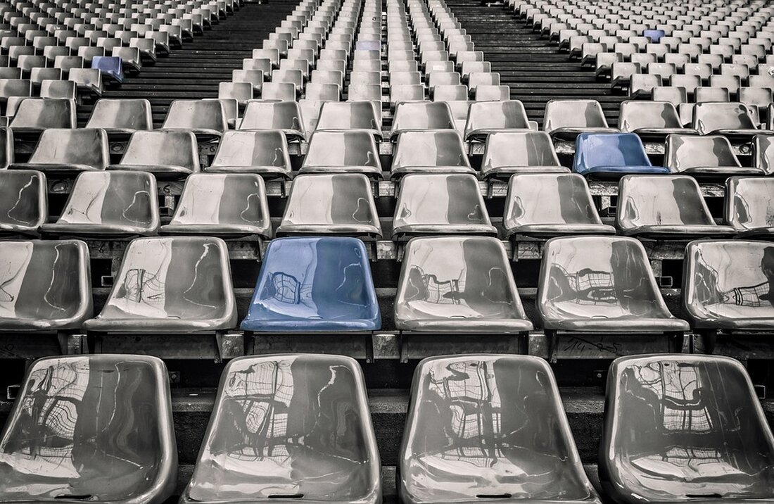 Gemäß einem Bericht von www.faz.net, sehen sich Musikfans derzeit einem Überangebot an Konzerttouren gegenüber. Dies stellt jedoch für die Konzertbranche ein Problem dar, da die Kosten für Touren stark gestiegen sind und es immer mehr Konkurrenz um begrenzte Zeit und das teils begrenzte Budget der Musikfans gibt. Ein Grund für abgesagte Touren ist beispielsweise, dass nicht genügend Karten verkauft werden, um wirtschaftlich daran teilzunehmen. In den vergangenen Jahren waren hingegen oft die Corona-Beschränkungen der Grund für Absagen. Nicht nur die Konzertveranstalter, sondern auch die Fans hatten Ärger mit gekauften Tickets. Trotz einer Regelung zur Rückerstattung im Rahmen der Gutscheinlösung blieben …