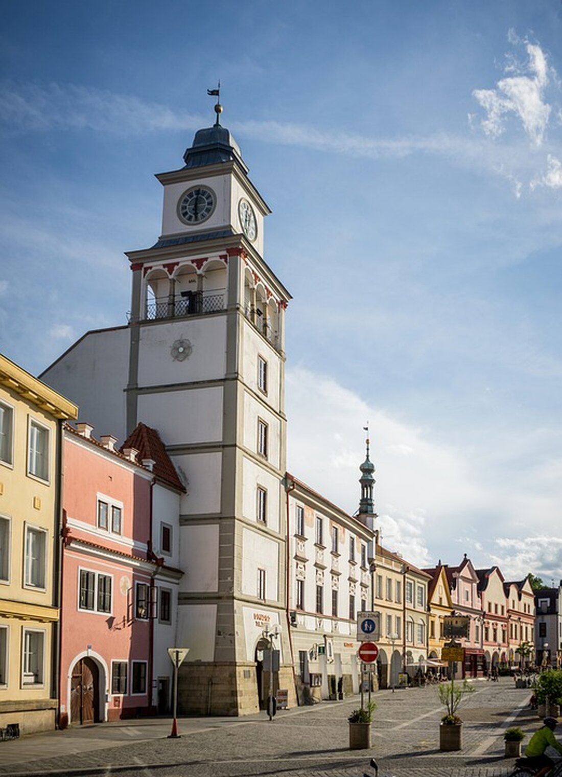 Gemäß einem Bericht von amp2.wiwo.de, ist zu beobachten, wie der Brillenhändler Fielmann nach zwei Jahrzehnten zuverlässigen Dividendenerhöhungen im Jahr 2020 eine harte Kehrtwende erlebte. Die Pandemie zwang das Unternehmen, seine Gewinnausschüttung drastisch zu reduzieren. Dies führte zu einem Rückgang der Dividende auf 75 Cent im Jahr 2023. Die Ausschüttungsquoten waren zuvor bereits zu großzügig, was zu einer Herausforderung für das Unternehmen bei steigenden Kosten und Konkurrenzdruck führte. Die Ausgangssituation für Anleger bei Fielmann ist jedoch vielversprechend. Der Umsatz soll wieder ansteigen und der Gewinn je Aktie das Vorpandemieniveau übertreffen. Analysten rechnen mit einem Umsatz von 2,3 Milliarden Euro im nächsten &hellip;