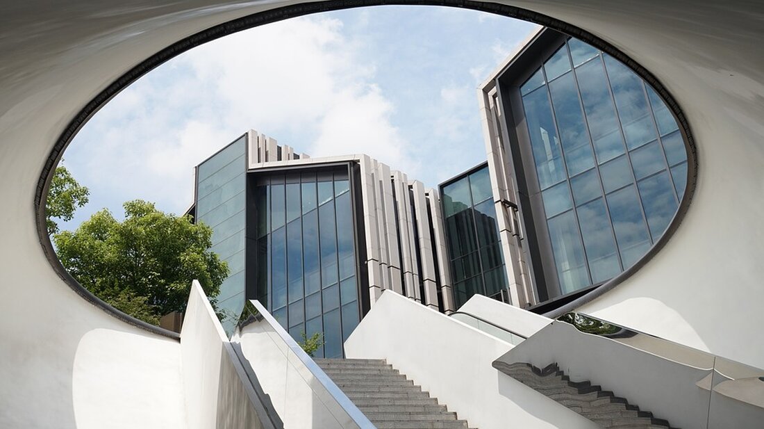 Gemäß einem Bericht von www.volksstimme.de, plant Magdeburg, wieder zu einem Industriestandort von internationalem Rang zu werden. Um neue Investitionen zu ermöglichen, müssen jedoch noch offene Fragen geklärt werden. Als Experte für den Immobilien-Markt ist es wichtig, die Auswirkungen einer solchen Entwicklung zu analysieren. Die Schaffung neuer Gewerbeflächen und die Wiederbelebung des Industriestandorts können zu einem Anstieg der Nachfrage nach Industrieimmobilien in der Region führen. Dies könnte zu steigenden Immobilienpreisen und Mietkosten für Gewerbeflächen führen, da die Nachfrage das Angebot übersteigt. Zusätzlich kann die positive Entwicklung des Industriestandorts auch zu einem Anstieg der Bevölkerung und der Arbeitskräfte in der Region führen, &hellip;