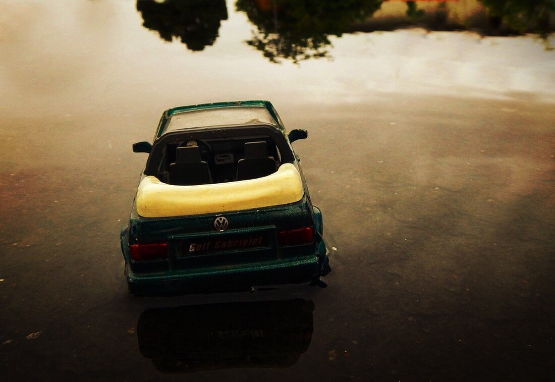 The article discusses the stagnant performance of Coca-Cola shares on the stock market. Currently valued at $56.41 per share, the stock has seen minimal growth of only 0.46%. In comparison, the S&P 500 index has increased by 0.13%. Despite the slight increase, Coca-Cola’s stock remains ahead of the S&P 500 index. The stock’s all-time high was recorded at $77.50 on July 3, 1998. Coca-Cola is the leading company in carbonated beverages, ready-to-drink coffee, juices, and juice-based drinks. Its most well-known product is the Coca-Cola drink, which includes various variations such as Coca-Cola Light and Coca-Cola Zero. There is no information …