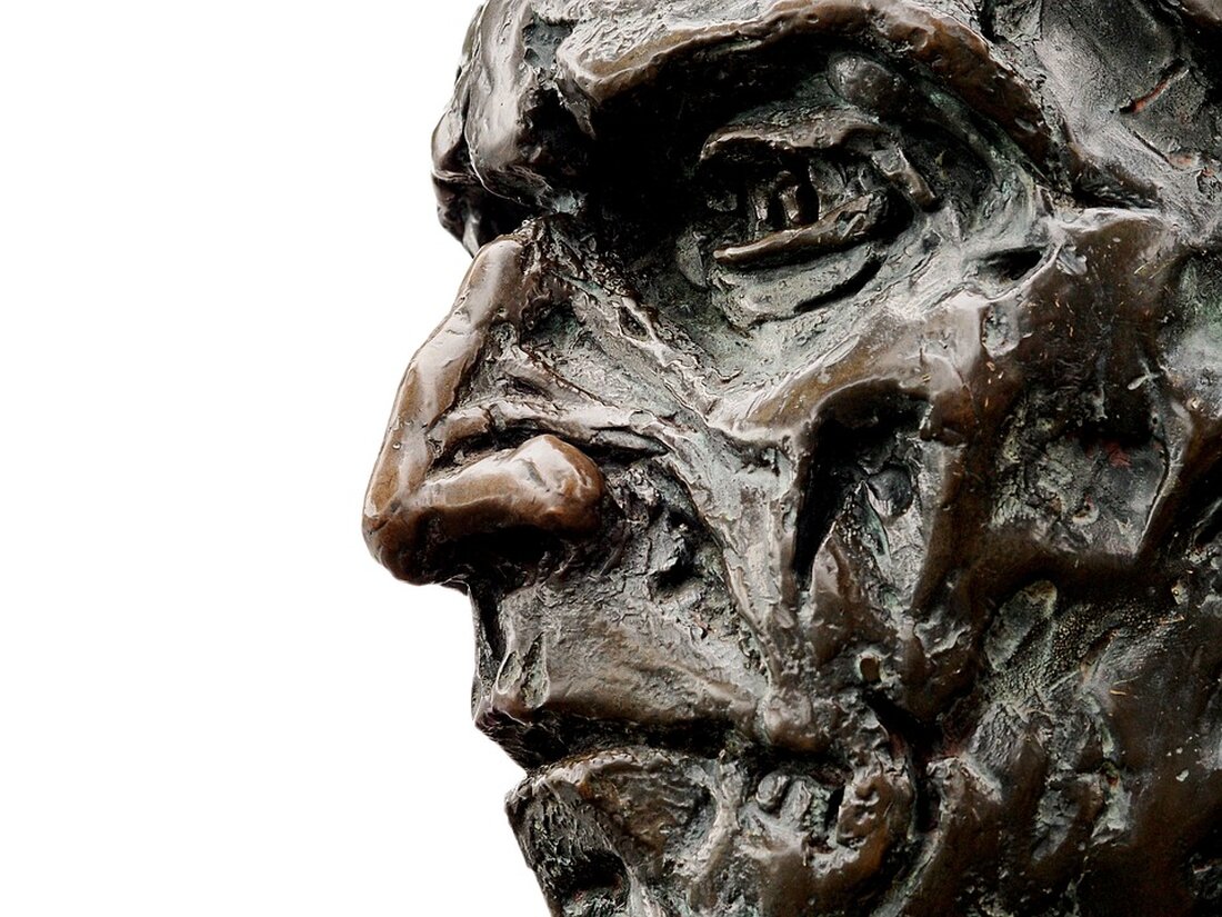 Hameln (ots) – Das Haustürgeschäft, das eine breite Palette von Produkten und Dienstleistungen umfasst, wird immer ausgefeilter. Einige Vertreter nutzen jedoch die Unerfahrenheit oder Höflichkeit der Verbraucher aus, um schnell Verträge abzuschließen, was für die Verbraucher teuer werden kann. Laut dem Verkaufsexperten Patrick Grabowski, der bereits mit vielen Unternehmen und Vertretern aus dem Glasfaser-Bereich zusammengearbeitet hat, gibt es klare Merkmale, an denen man dubiose Vertreter erkennen kann. Dazu gehören aggressives Verhalten, fehlende schriftliche Unterlagen, mangelnde Identifikation, vage Versprechungen und das Fehlen einer angemessenen Bedenkzeit. Diese Merkmale sollten Verbraucher alarmieren und auf ihre Vorsicht aufmerksam machen. Aggressives Verhalten ist ein deutliches &hellip;