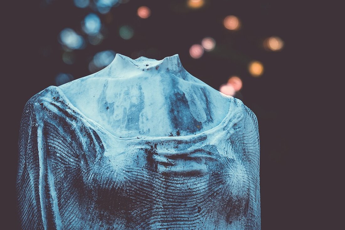 Gemäß einem Bericht von www.merkur.de, wurde die Versicherung beauftragt, die Kosten für das beschädigte Dach und den zerstörten Boden der Turnhalle zu übernehmen, was zu Erleichterung bei den Mitgliedern des Schulzweckverbands Grund- und Mittelschule Odelzhausen führte. Die Beschädigungen wurden durch einen Orkan verursacht, der das Wellblechdach samt Dämmung fortgerissen und die Halle überflutet hatte. Die Versicherung entsandte eine Trocknungsfirma zur Begutachtung, aber nach verschiedenen Untersuchungen war unklar, ob eine Trocknung erfolgversprechend wäre. Schließlich wurde beschlossen, den Boden komplett auszutauschen, was jedoch zu einer Herausforderung wurde, denn viele Firmen lehnten die Angebote ab. Das Architektenbüro bestätigte, dass der Boden herausgenommen werden …