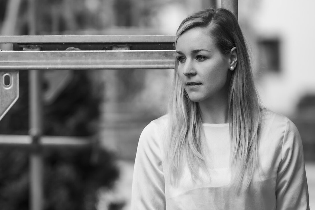 Gemäß einem Bericht von www.versicherungsbote.de, verstärkt sich die Sparkassen-Versicherung Sachsen in der Führungsriege. Stefanie Schlick wird in den Vorstand aufgenommen und später den Vorstandsvorsitz übernehmen. Sie bringt umfangreiche Erfahrung aus der Versicherungsbranche mit, unter anderem als Vertriebschefin bei HDI Deutschland und als Leiterin des Maklerkanals bei der Generali in Deutschland. Die Personalie Schlick wird voraussichtlich auch die Nachfolge des langjährigen Gründungsvorstands Gerhard Müller lösen, der sich nach über 30 Jahren im Unternehmen in den Ruhestand verabschieden wird. Durch den Wechsel in der Führungsebene strebt die Sparkassen-Versicherung Sachsen einen erfolgreichen Generationswechsel im Vorstandsgremium an. Die Berufung von Stefanie Schlick in den …