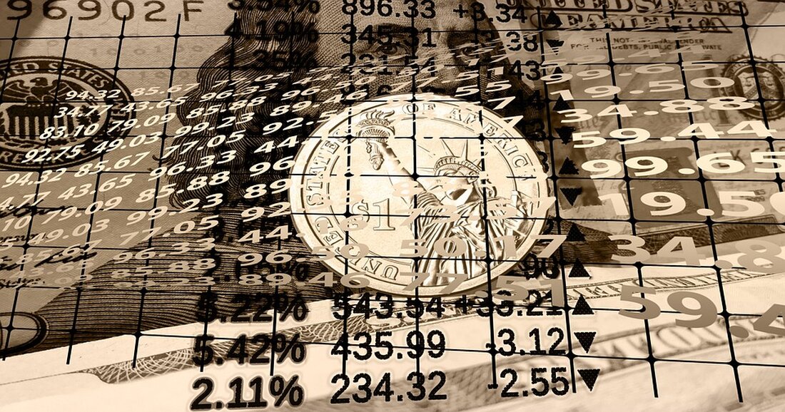 Gemäß einem Bericht von www.boerse-online.de, bieten einige Aktien aus Italien, Spanien und Portugal hohe Dividenden und niedrige KGVs. Insbesondere werden die Aktien von Stellantis, Intesa Sanpaolo und Repsol als vielversprechend charakterisiert. Stellantis weist ein niedriges KGV von 3,5 für 2024 auf und verfügt über eine hohe Dividendenrendite von 8,29 Prozent. Die Aktie ist laut Expertenanalysen charttechnisch positiv und wird mit einem Kursziel von 22 Euro zum Kauf empfohlen. Die Aktie von Intesa Sanpaolo bietet sogar eine beeindruckende Dividendenrendite von 11,78 Prozent für 2024 und ein KGV von 5,9. Die Chartanalyse zeigt, dass die Aktie über wichtigen Durchschnittslinien notiert und wird &hellip;