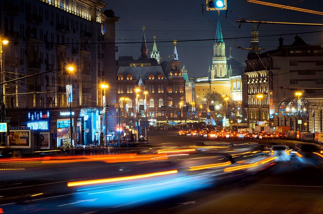 Gemäß einem Bericht von www.tagesschau.de, Die russische Zentralbank hat abermals den Leitzins erhöht, um die Inflation zu bekämpfen und einen weiteren Rubel-Absturz zu verhindern. Seit Juli hat die Zentralbank den Leitzins um insgesamt 8,5 Prozentpunkte angehoben. Im November erreichte die Inflationsrate 7,5 Prozent, während das Ziel lediglich bei vier Prozent liegt. Die Notenbank erwartet, dass die Inflation im Jahr 2023 nahe der oberen Grenze des Prognosebereichs von 7,0 bis 7,5 Prozent liegen wird. Experten sind uneins darüber, wie es geldpolitisch weitergeht. Einige erwarten eine weitere Straffung, während andere glauben, dass die Straffungsphase bereits abgeschlossen ist. Nun, angesichts der anhaltenden Inflationsgefahren …