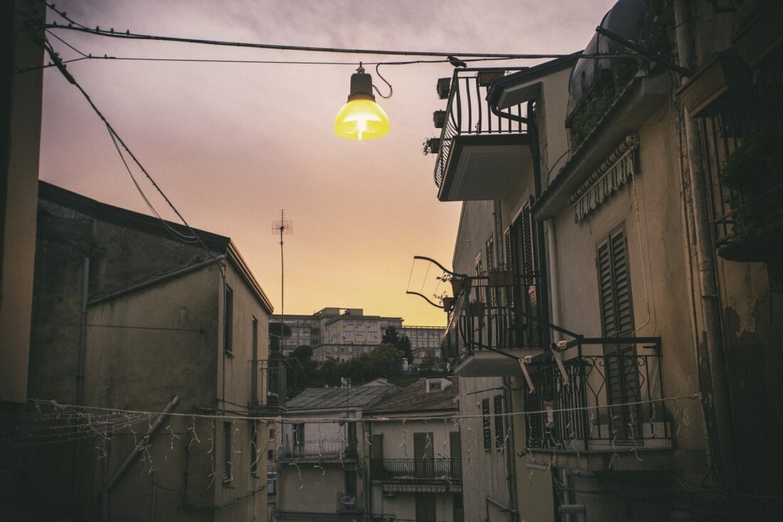 Statistisch wird jeden Tag in eine Wohnung oder ein Haus im Kreis Viersen eingebrochen. Die Wahrscheinlichkeit, das Diebesgut zurückzuerlangen, sind gering. Die Aufklärungsquote lag im Oktober bei 12,1 Prozent. Und selbst, wenn der Einbrecher erwischt wird, muss das nicht heißen, dass das Diebesgut noch da ist. Zumindest gegen den finanziellen Schaden kann man sich aber absichern. Allerdings gibt’s da Fallstricke. Wie rp-online.de berichtet, ist die Einbruchsrate im Kreis Viersen besorgniserregend hoch. Mit einer Aufklärungsquote von nur 12,1 Prozent stehen die Chancen, gestohlene Gegenstände zurückzubekommen, äußerst schlecht. Dies führt zu einer steigenden Unsicherheit und Angst bei den Bewohnern, sowie zu erheblichen &hellip;