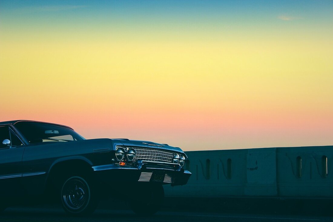 Gemäß einem Bericht von www.heise.de, lag der Krankenstand bei Beschäftigten in der Informatik und Kommunikationstechnologie im Jahr 2023 deutlich niedriger als in anderen Berufsgruppen. Während der allgemeine Krankenstand auf einen Rekordwert von 5,5 Prozent gestiegen ist, fehlten Beschäftigte in IT-Jobs im Durchschnitt nur 13,4 Tage im Jahr. Die niedrigen Krankenstände in IT-Jobs könnten auf verschiedene Faktoren zurückzuführen sein, darunter die höhere Homeoffice-Quote, die persönliche Kontakte und Ansteckungsrisiken bei Infekten verringert. Zudem hat die Einführung des elektronischen Meldeverfahrens zu einer automatischen Übermittlung von Krankmeldungen von der Arztpraxis zur Krankenkasse und einer damit verbundenen Verringerung der Dunkelziffer bei Kurzzeit-Fällen geführt. Der Anstieg …