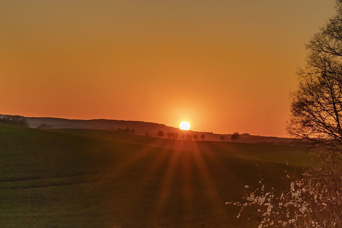 Gemäß einem Bericht von www.saechsische.de, steht die Stadt Freital vor einer schwierigen finanziellen Lage. In einem aktuellen Interview äußerte sich Freitals Oberbürgermeister Uwe Rumberg besorgt über die unsägliche deutsche Wirtschaftspolitik und erklärte, wo die Stadt dennoch investieren will. Die finanzielle Lage einer Stadt wie Freital wird durch politische und wirtschaftliche Entscheidungen auf nationaler Ebene stark beeinflusst. Die aktuelle Wirtschaftslage und die Entscheidungen der Bundesregierung haben direkte Auswirkungen auf die finanziellen Mittel, die den Städten zur Verfügung stehen. In diesem Fall könnte die schwierige finanzielle Lage Freitals zu Einschränkungen bei geplanten Investitionen führen, was langfristige negative Folgen für die wirtschaftliche Entwicklung &hellip;