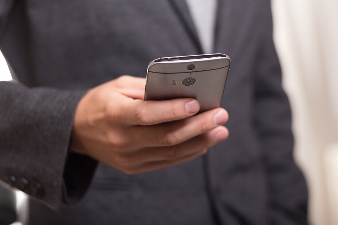Gemäß einem Bericht von www.onlinehaendler-news.de, kaufen viele Menschen gerne im Internet ein, bevor sie für ihre Einkäufe bezahlen. Wenn Unternehmen dann jedoch die fällige Zahlung nicht erhalten, greifen sie oft zu kostenpflichtigen Mahnungen. Zalando befindet sich nun auf dem Richtertisch, weil sie seit Mitte Oktober 2023 Mahngebühren verlangen. Die Verbraucherzentrale Sachsen ruft zur Sammelklage auf Die Verbraucherzentrale Sachsen weist darauf hin, dass Zalando angeblich rechtswidriges Verhalten zeigt, indem sie von säumigen Kunden ab dem 13. Oktober 2023 eine Gebühr von 5,30 Euro für die zweite Mahnung verlangen. Die Verbraucherzentrale behauptet, dass diese Gebühren nicht mit geltendem Recht vereinbar sind und …