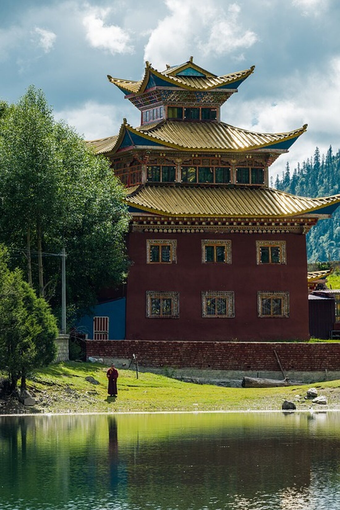 Gemäß einem Bericht von www.handelsblatt.com, ist der deutsche Aktienmarkt in einen dramatischen Einbruch bei den Börsengängen geraten. Die Anzahl der Neuemissionen von Aktien ist auf den tiefsten Stand seit 2016 gefallen. Die Unsicherheit auf dem Markt aufgrund von Handelskonflikten, politischen Spannungen und der Corona-Pandemie wirkt sich negativ auf das Vertrauen der Investoren aus. Experten hoffen auf eine Erholung des Marktes im Jahr 2024. Der dramatische Einbruch bei den Börsengängen in Deutschland hat nicht nur direkte Auswirkungen auf die betroffenen Unternehmen, sondern kann auch eine weitreichende Wirkung auf den gesamten Aktienmarkt und die Finanzbranche haben. Die geringe Anzahl von Neuemissionen führt &hellip;
