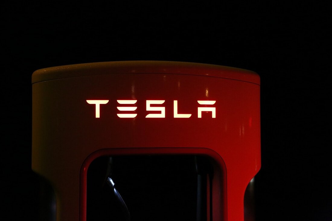 Gemäß einem Bericht von efahrer.chip.de, bietet Tesla seit 2019 in den USA eine eigene Autoversicherung an. Die Versicherung verspricht schnelleren und günstigeren Service als andere Anbieter, da sie auf den Einzelhandelszuschlag auf Ersatzteile verzichtet. Ob dies ein guter Deal ist, hängt von verschiedenen Faktoren ab. Kunden berichten von guten Erfahrungen beim Abschluss, aber im Schadensfall gibt es Kritik an der langen Wartezeit und mangelnder Erreichbarkeit. Monatelanges Warten nach dem Schadensfall Ein Kunde musste sieben Monate auf die Regulierung seines Schadens sowie auf die Erstattung von Arztkosten in Höhe von 50.000 US-Dollar warten. Zudem erlebte er lange Wartezeiten in der telefonischen &hellip;