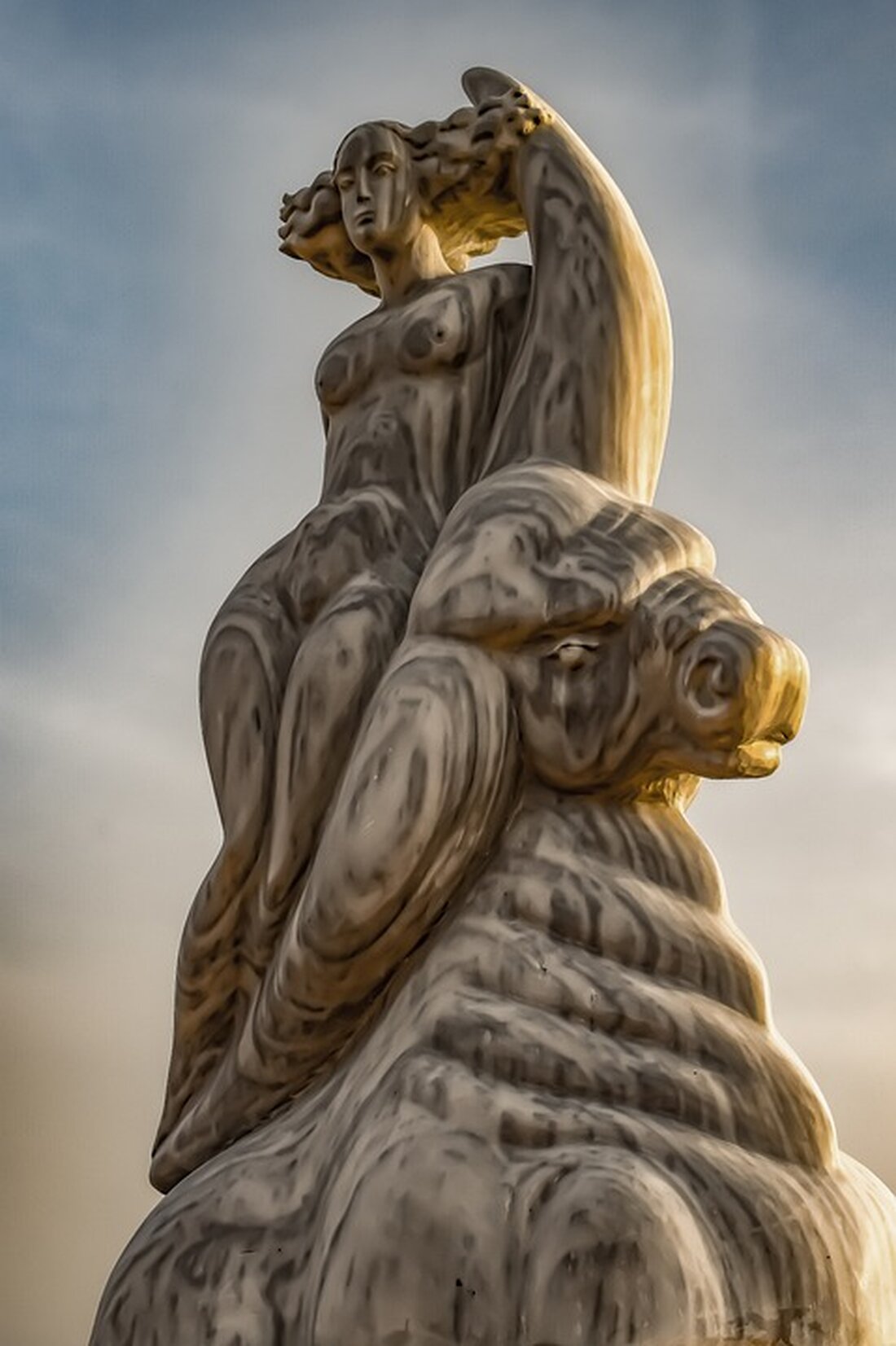 Gemäß einem Bericht von www.nzz.ch, wird Anlegern empfohlen, beim Investieren in Europa auf ausgewählte Einzelunternehmen statt auf den Index zu setzen. Grund dafür ist das stockende Wirtschaftswachstum in der Euro-Zone, das Prognosen des Internationalen Währungsfonds (IMF) zufolge im Jahr 2024 nur um 0,9 Prozent steigen wird. Im Vergleich dazu wird in den Vereinigten Staaten ein Wachstum von 2,1 Prozent vorhergesagt. Diese Entwicklung spiegelt sich auch auf den Börsen wider, weshalb Anlageexperten wie Jörn Spillmann von der Zürcher Kantonalbank (ZKB) von einem Investment in europäische Aktien abraten. Langfristig betrachtet hat der amerikanische S&P 500 rund viermal mehr Rendite abgeworfen als der …