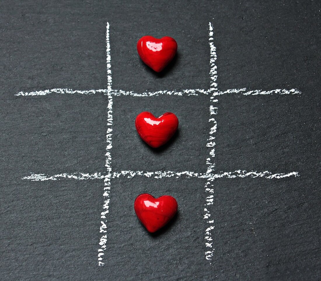 Gemäß einem Bericht von www.wbs.legal, hat das Landgericht (LG) München neun Klauseln in den Nutzungsbedingungen (AGB) des Streaminganbieters DAZN für unwirksam erklärt. Die Klauseln zu Preisanpassung und Vertragsänderungen wurden als intransparent und benachteiligend für Verbraucher eingestuft. Die Preisanpassungsklausel von DAZN erlaubte eine Anpassung des Servicepreises an verändernde Marktbedingungen. Das Gericht entschied, dass dies gegen das Transparenzverbot verstößt und eine unangemessene Benachteiligung darstellt. Die Klausel sei intransparent, da nicht ersichtlich sei, an welchem Markt und in welchen Ländern sich die Klausel orientiere. Des Weiteren stellte das Gericht fest, dass die Klausel es DAZN ermöglicht, eigene Interessen auf Kosten der Kunden durchzusetzen, …