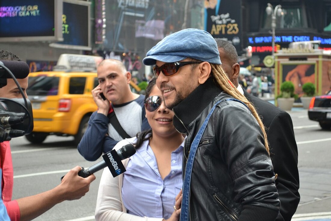 Gemäß einem Bericht von cvj.ch, kündigte das Entwicklerteam der Solana-Blockchain im Sommer 2022 das erste Web3-Mobiltelefon an, das Solana Saga. Das Mobiltelefon blieb ein Jahr lang hinter den Verkaufserwartungen zurück, doch der rapide Anstieg des Memecoins BONK, von denen ein Teil an Saga-Besitzer verteilt wurde, änderte dies. Das Solana Saga galt lange Zeit als das schlechteste Mobiltelefon des Jahres, da es mit Flaggschifftelefonen vergleichbar war, aber in den meisten Kategorien leicht zurücklag. Trotz einer Preissenkung auf 600 USD blieben die Verkaufszahlen niedrig, was zur Enttäuschung des Entwicklerteams führte. Der einzigartige Saga Pass NFT und der Airdrop von BONK-Token retteten letztendlich …