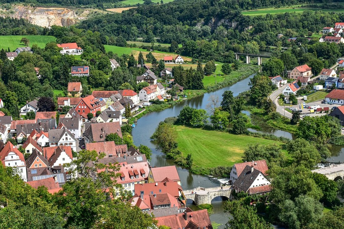 Gemäß einem Bericht von www.abendblatt.de: Der Verkauf des ehemaligen Karstadt-Gebäudes an die Stadt verzögert sich. Nachdem die Stadt aufgrund eines per Gutachter ermittelten Verkehrswerts ein Preislimit gesetzt hatte, war der Eigentümer nicht bereit, zu diesem Preis zu verkaufen und hat Rechtsmittel gegen den Verkauf eingelegt. Nun gibt es einen zweiten Anlauf. Sollte dieser scheitern, droht ein jahrelanges Gerichtsverfahren, das weitere Entwicklungen auf dem 7000 Quadratmeter großen Areal blockiert. Die Stockung des Verkaufs des Karstadt-Gebäudes in Harburg an die Stadt Hamburg hat potenziell weitreichende Auswirkungen auf den Immobilienmarkt und die Entwicklung der Harburger Innenstadt. Falls der stockende Verkauf nicht bald geregelt …