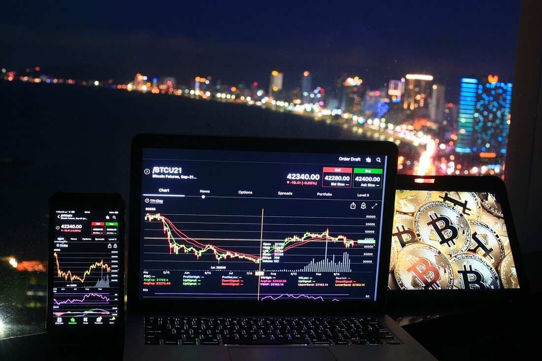 Die US-Aktienmärkte, darunter Dow Jones, S&P 500, Nasdaq und Russel 2000, verzeichnen in den vergangenen Tagen einen erheblichen Aufschwung. Experten erwarten, dass dieser Trend bis zum Jahresende weiter anhalten wird. Analyse des Aufschwungs Die beste Woche des Jahres für die US-Aktienmärkte wurde durch verschiedene Faktoren angetrieben. Einerseits ist das US-Finanzministerium davon abgerückt, neue Staatsanleihen auf den Markt zu bringen, und verspricht einen marktfreundlicheren Ansatz. Andererseits hat die US-Notenbank Fed in ihrer letzten Sitzung auf eine Zinserhöhung verzichtet und die Zinsen auf einem niedrigen Niveau belassen. Dies hat zu einem Rückgang der Renditen bei Staatsanleihen geführt, was die Attraktivität von Aktien …