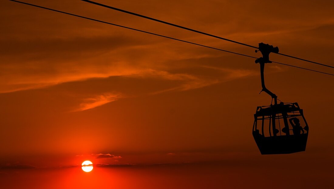 Gemäß einem Bericht von www.t-online.de hat Vodafone seit Mai die Preise seiner Internetkunden deutlich erhöht. Der Verbraucherzentrale Bundesverband (vzbv) bezeichet dies als unzulässig und sucht Betroffene für eine mögliche Sammelklage. Die Verbraucherschützer sind der Ansicht, dass die Preiserhöhung rechtswidrig ist und möchten gegen Vodafone vorgehen, um sicherzustellen, dass Kunden weiter die bisher gültigen Preise zahlen und zu viel gezahlte Beiträge zurück erhalten. Laut vzbv haben Verbraucher von monatlichen Erhöhungen um bis zu fünf Euro berichtet. Vodafone begründet diese Erhöhungen mit dem Anstieg der Energiepreise. Der Netzbetreiber weist in den Schreiben darauf hin, dass man den Vertrag kündigen könne, wenn man &hellip;