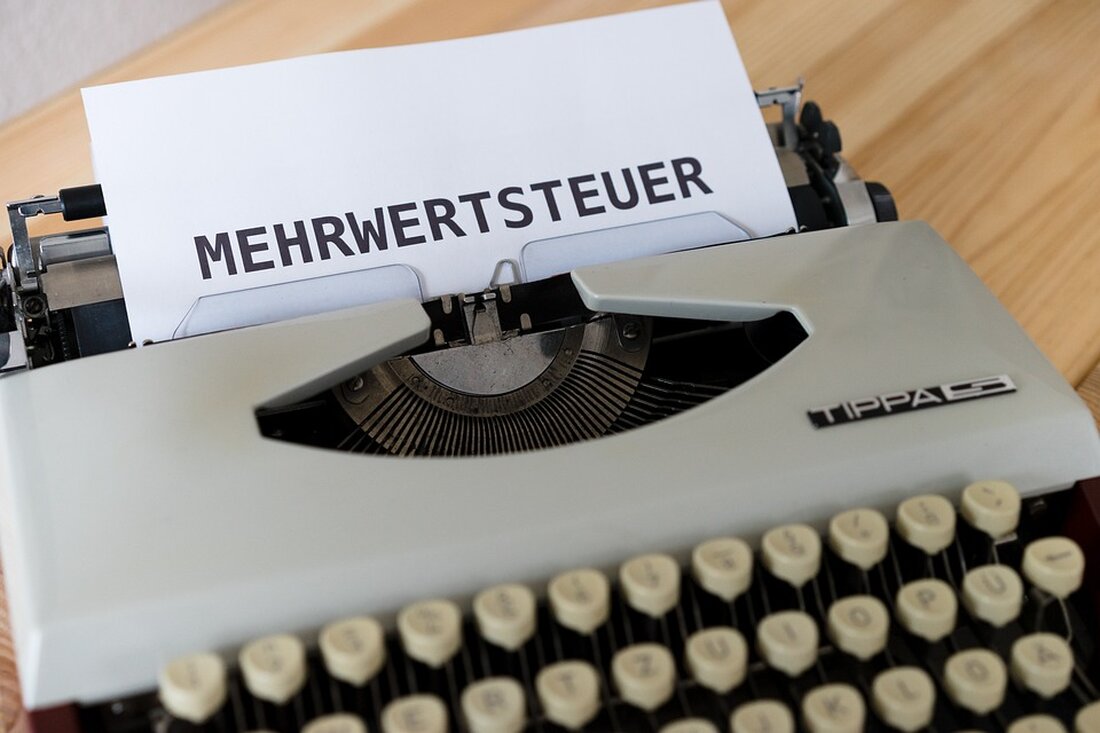 Eine aktuelle Umfrage der Deutschen Industrie- und Handelskammer (DIHK) hat ergeben, dass in Deutschland jede siebte Gemeinde in diesem Jahr den Hebesatz für die Grundsteuer erhöht hat. Besonders betroffen sind die Bundesländer Nordrhein-Westfalen und Sachsen, wo die Sätze im Durchschnitt am höchsten liegen. Im Bundesdurchschnitt blieben die Gewerbesteuer-Hebesätze unverändert, während der Hebesatz für die Grundsteuer B von durchschnittlich 549 Prozent im Vorjahr auf 554 Prozent gestiegen ist. Diese Erhöhung betrifft vor allem kleinere Kommunen, die durch Mehreinnahmen ihre Deckungslücken schließen müssen. Die Grundsteuer ist eine wichtige Einnahmequelle für Städte und Gemeinden und wird teilweise zur Sanierung der Haushalte genutzt. Gemäß …