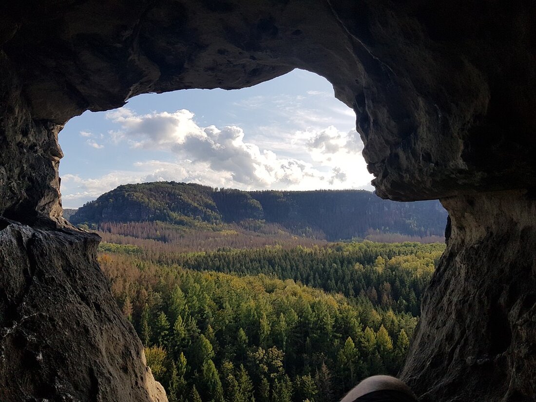 Gemäß einem Bericht von www.zeit.de, haben viele Verbraucher in Deutschland Probleme mit der Akzeptanz von Debitkarten gemeldet. Dies betrifft nicht nur den Einzelhandel, sondern auch Behörden, Krankenhäuser, Parkscheinautomaten und Supermarktkassen. Sogar einige Banken haben Schwierigkeiten mit Debitkarten. Die Verbraucherzentrale Bundesverband (vzbv) hat 1.745 Problemmeldungen erhalten, nachdem sie dazu aufgerufen hatten. Die beiden Unternehmen hinter dem Debit-System, Mastercard und Visa, arbeiten daran, die bisherigen Bezahlsysteme Maestro und V-Pay durch die neue Funktion zu ersetzen. Allerdings weigern sich viele kleine Einzelhändler, das neue System zu nutzen, da die Gebühren im Vergleich zum alten System höher sind. Die Kosten können sich dabei verdoppeln …