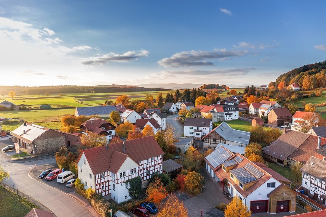 Gemäß einem Bericht von www.hessenschau.de, teilt Finanzminister Boddenberg (CDU) mit, dass die Steuereinnahmen in Hessen deutlich geringer als erwartet ausfallen werden. Die schwache wirtschaftliche Lage und die anhaltende Inflation führen zu Mindereinnahmen von etwa einer Milliarde Euro im Jahr 2023. Dies steht im starken Kontrast zu den ursprünglichen Erwartungen im Mai, als nur mit Mindereinnahmen von rund 40 Millionen Euro gerechnet wurde. Diese Entwicklungen haben weitreichende Auswirkungen, insbesondere auf den Markt und die Finanzbranche. Die geringeren Steuereinnahmen bedeuten, dass die öffentlichen Ausgaben möglicherweise gekürzt werden müssen und/oder die Verschuldung des Staates ansteigt. Dies könnte zu einer schwächeren Nachfrage nach Anleihen …