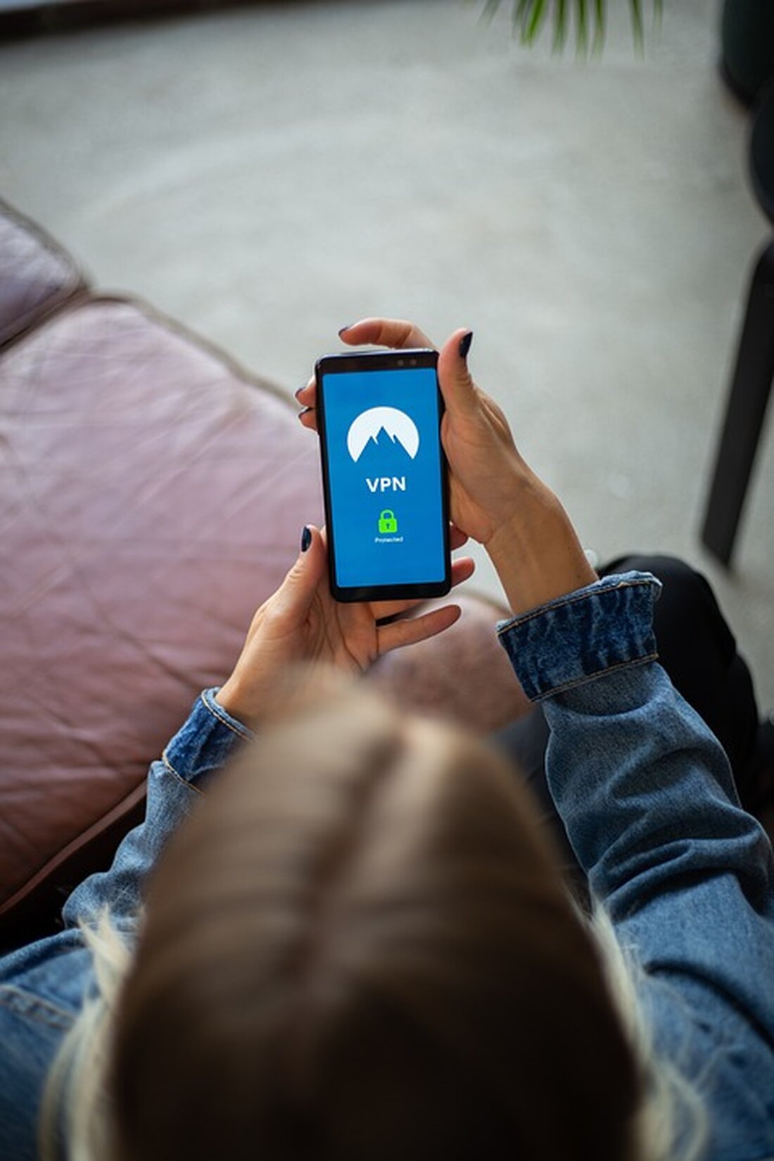 Wie www.finanzen.net berichtet, hat der US-Shopping-Riese Walmart ein überraschend gutes Quartal für das laufende Geschäftsjahr abgeschlossen. Der Umsatz und der bereinigte operative Gewinn stiegen, konnten jedoch die hohen Markterwartungen nur teilweise übertreffen. Finanzchef John David Rainey äußerte vorsichtigere Aussagen zum wichtigen Weihnachtsgeschäft, was zu einem Kursrutsch der Walmart-Aktie führte. Trotzdem hat das Unternehmen im abgelaufenen Quartal wieder Geld verdient, was dazu führte, dass der Konzernerlös im Jahresvergleich um 5,2 Prozent auf knapp 161 Milliarden US-Dollar stieg. Auf vergleichbarer Basis legte der Umsatz in den USA ohne Kraftstoffverkäufe um 4,9 Prozent zu, und das bereinigte operative Ergebnis stieg um 3 Prozent …