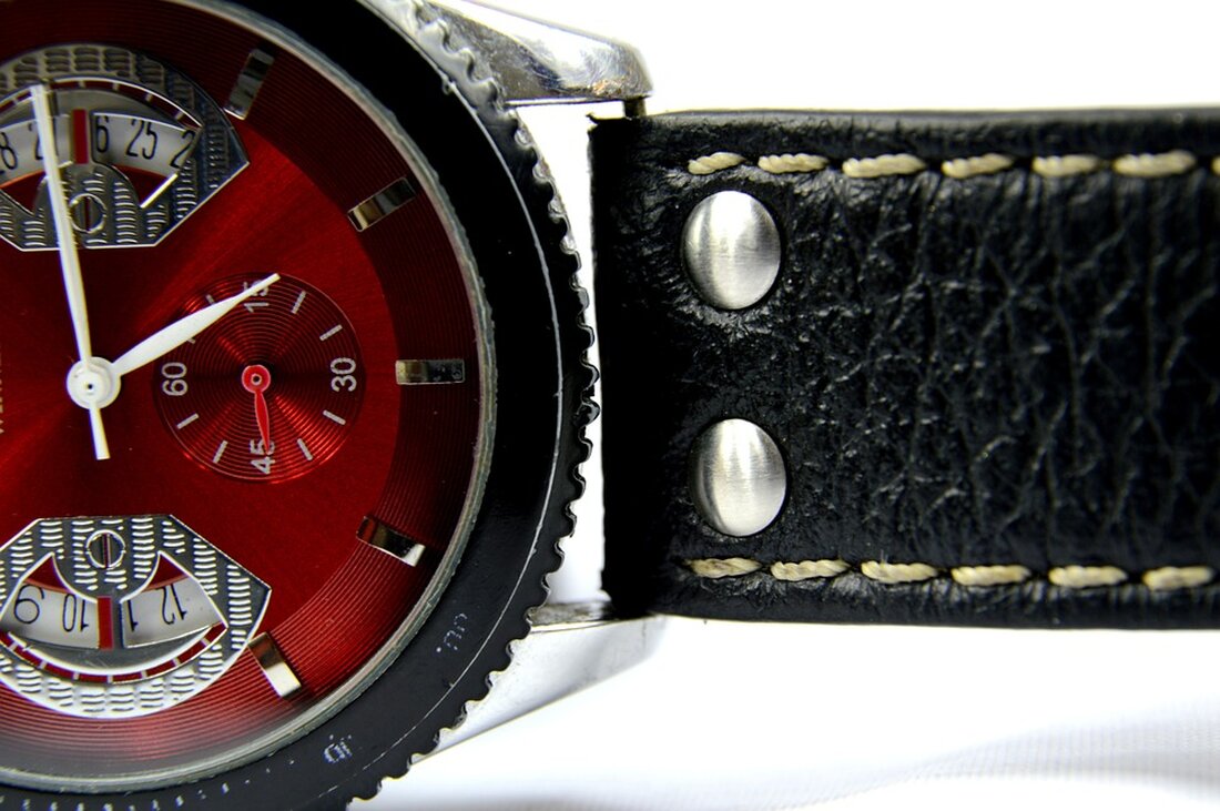 Gemäß einem Bericht von www.merkur.de, Die Verbraucherzentrale rät Hausbesitzern mit Blick auf wohl künftig höhere Gas- und Ölpreise derzeit vom Einbau einer neuen Gas- oder Ölheizung ab. Die Energieberatung der Verbraucherzentrale Hamburg erklärt, dass mit Gas- und Ölheizungen erhebliche Preisrisiken verbunden sind. Diese Entwicklung resultiert aus einer Erhöhung des CO2-Preises für Erdgas und Heizöl auf 45 Euro pro Tonne seit dem 1. Januar 2024. Ein weiterer Anstieg ist für die kommenden Jahre geplant. Zudem fällt ab März wieder der normale Mehrwertsteuersatz von 19 Prozent auf Gas an. Derzeit gilt noch der reduzierte Steuersatz von sieben Prozent. Die höheren Energiekosten machen &hellip;