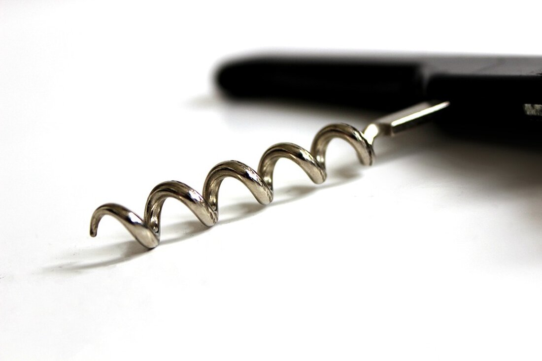 Gemäß einem Bericht von www.derstandard.at, gibt es Diskussionen über die Notwendigkeit von Vernunft in der Wirtschaftspolitik. Die Autoren argumentieren, dass wirtschaftliche Entscheidungen auf rationalem Denken und fundierten Daten basieren sollten, anstatt auf politischen oder ideologischen Überzeugungen. Die Autoren weisen darauf hin, dass unvernünftige wirtschaftspolitische Entscheidungen zu schwerwiegenden Auswirkungen führen können. Sie nennen das Beispiel einer unvernünftigen Steuerpolitik, die zu einer Überlastung der Steuerzahler und einem Rückgang der wirtschaftlichen Aktivität führen kann. Als Finanzexperte sehe ich auch die potenziellen Auswirkungen unvernünftiger Wirtschaftspolitik. Diese können sich auf verschiedene Bereiche auswirken, wie zum Beispiel auf den Aktienmarkt, den Immobilienmarkt und den Kreditmarkt. Im &hellip;